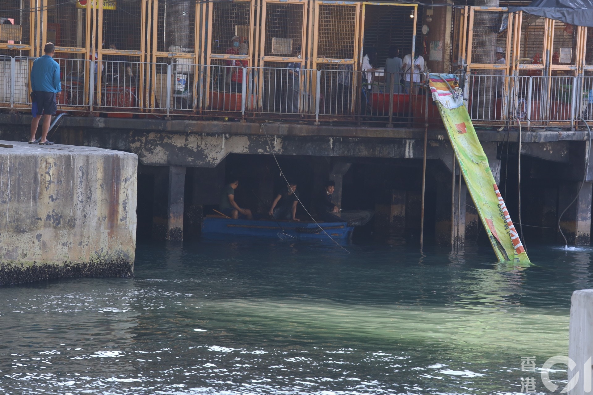 北角渡輪碼頭擺放觀音像,並設有放生滑梯,善信將海鮮放生後,碼頭下的海鮮檔人員隨即將海鮮撈起,再次出售放生。(黃廸雯攝) 北角渡輪碼頭擺放觀音像,並設有放生滑梯,善信將海鮮放生後,碼頭下的海鮮檔人員隨即將海鮮撈起,再次出售放生。(黃廸雯攝)