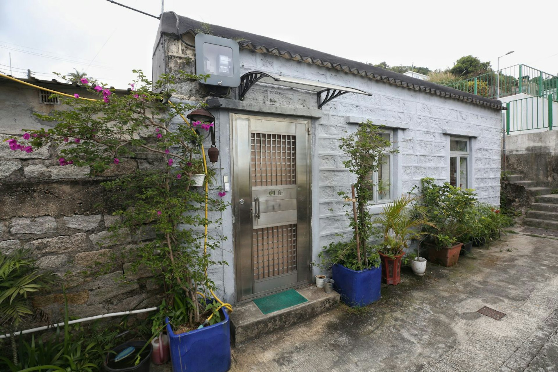 5月1日,西貢區議員到陶輝報住的牌照屋(寮屋)視察。助理警務處長陶輝涉嫌非法租用牌照屋。(張浩維攝) 5月1日,西貢區議員到陶輝報住的牌照屋(寮屋)視察。助理警務處長陶輝涉嫌非法租用牌照屋。(張浩維攝)