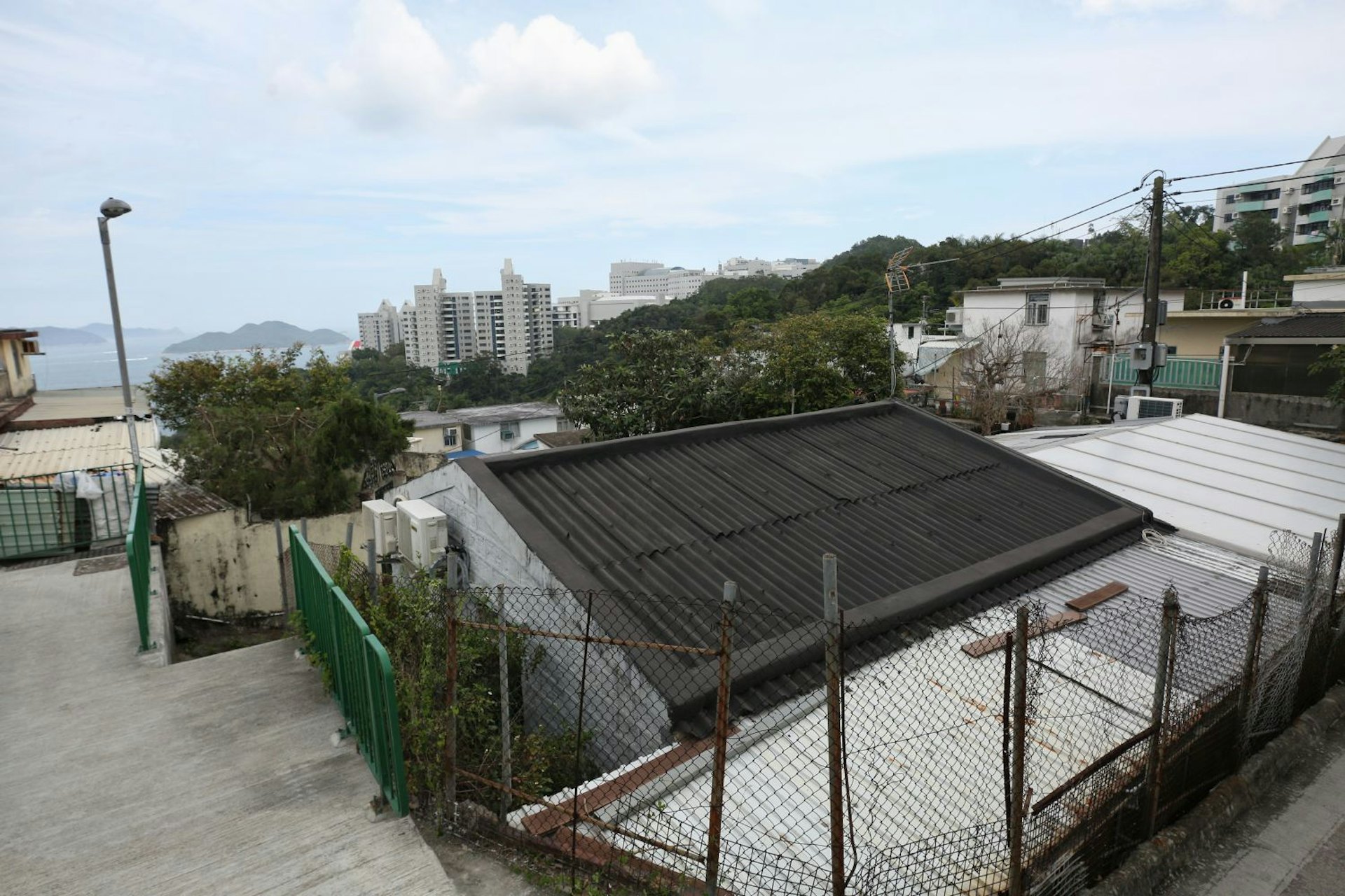 5月1日,西貢區議員到陶輝報住的牌照屋(寮屋)視察。助理警務處長陶輝涉嫌非法租用牌照屋。(張浩維攝) 5月1日,西貢區議員到陶輝報住的牌照屋(寮屋)視察。助理警務處長陶輝涉嫌非法租用牌照屋。(張浩維攝)