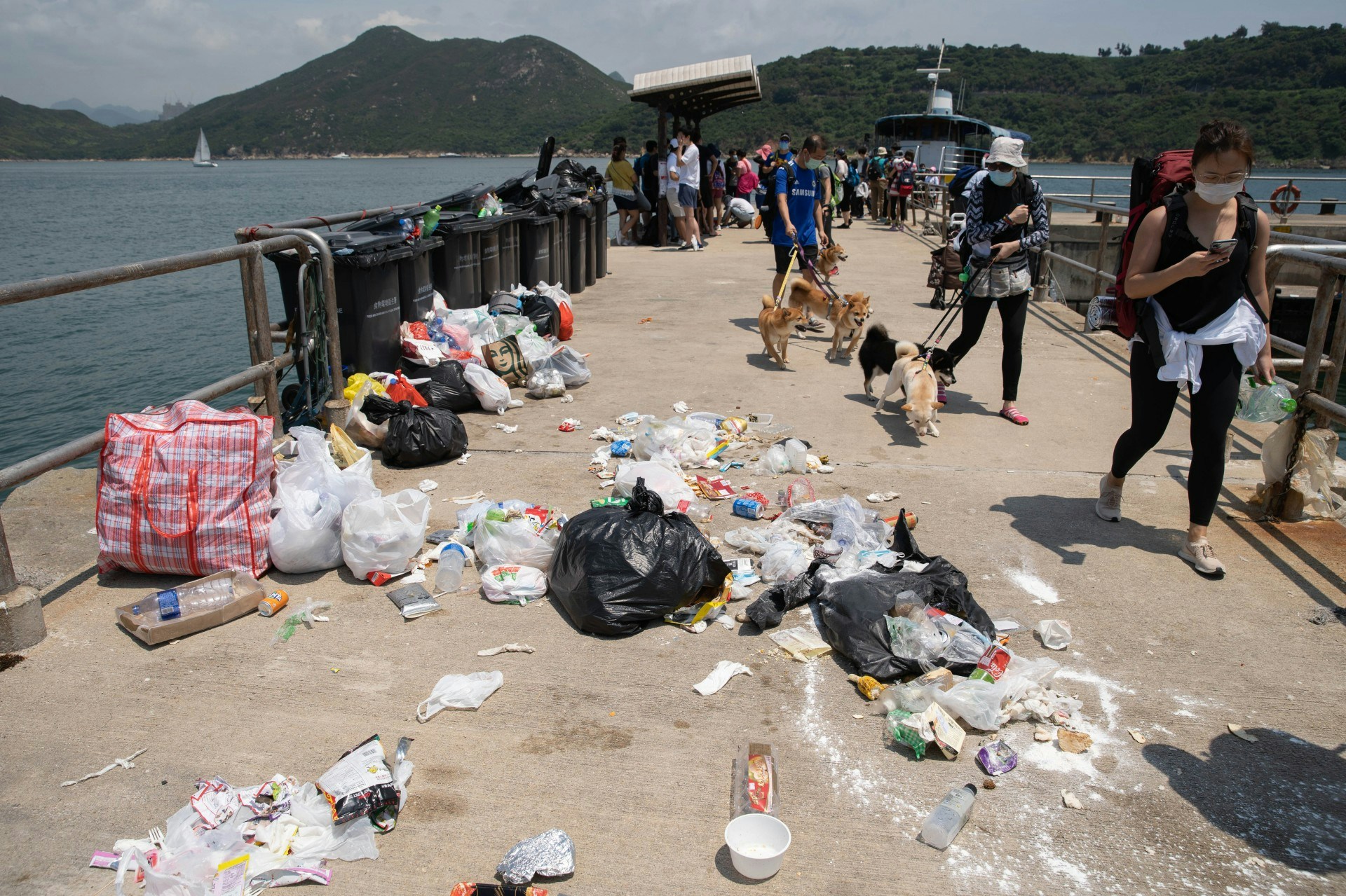 5月2日，東龍島人多，而碼頭一地垃圾，更發出臭味。（廖雁雄攝）