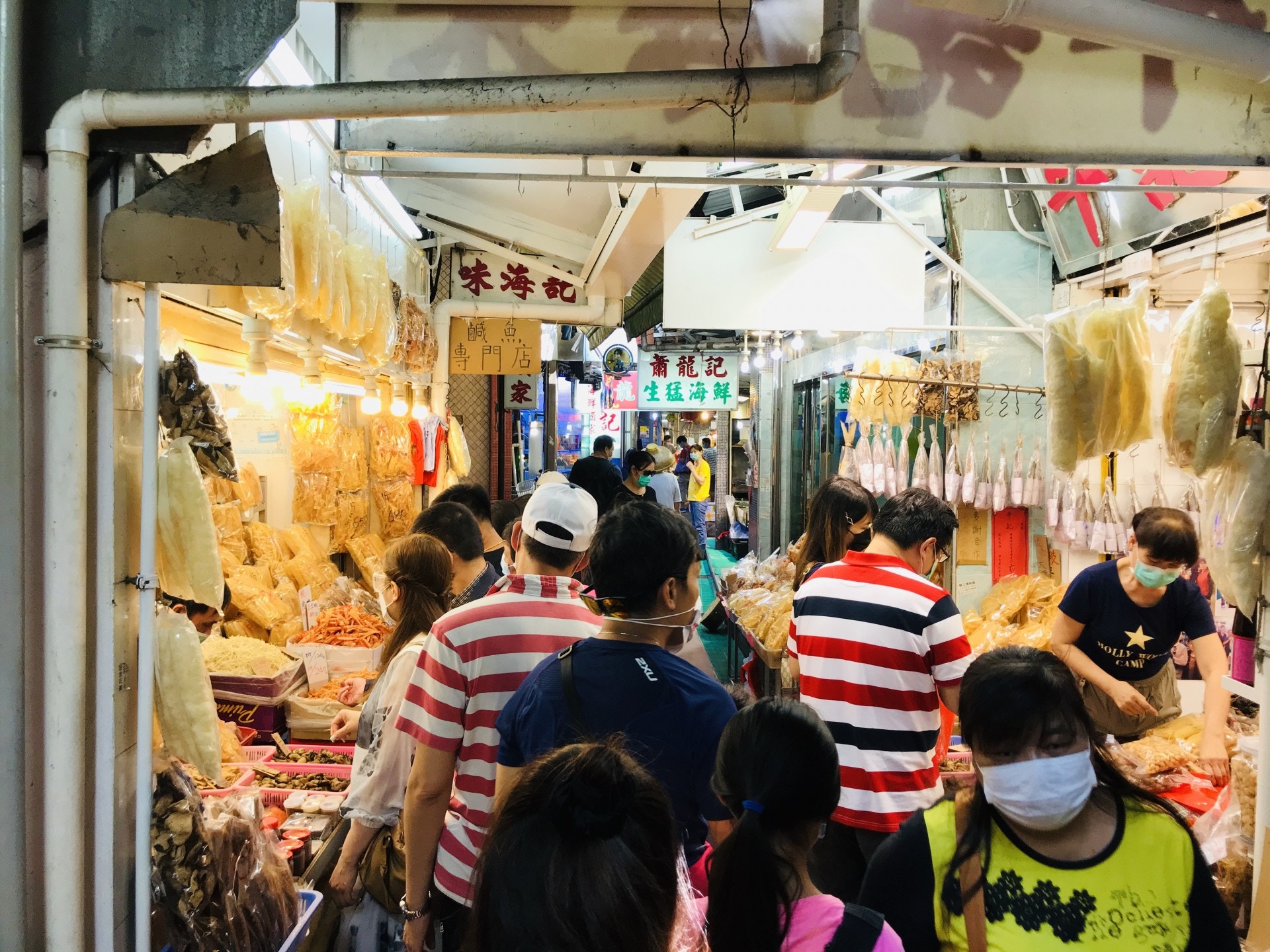 以海鮮聞名的流浮山，吸引了不少市民前往兼買海味。（鄧穎琳攝）