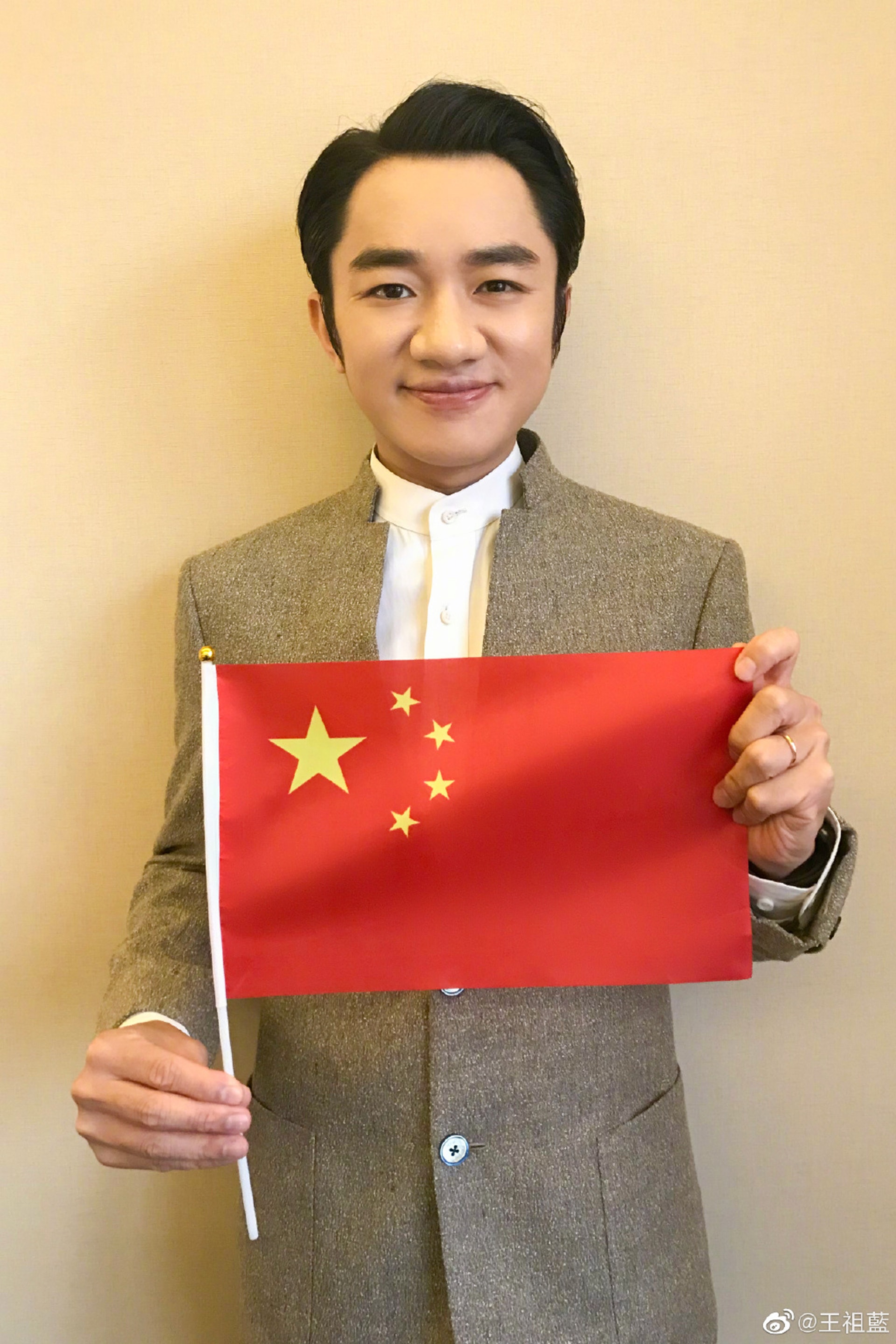 近年轉戰內地的王祖藍有傳即將回TVB開拍古裝趣劇!(王祖藍微博照片) 近年轉戰內地的王祖藍有傳即將回TVB開拍古裝趣劇!(王祖藍微博照片)