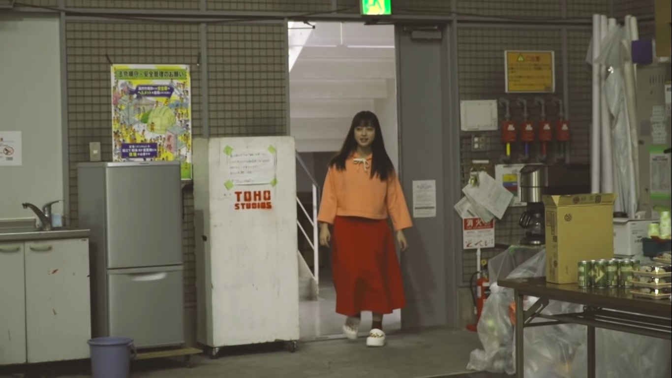 橋本環奈在廣告花絮片段中，身形引起熱討。（YouTube影片截圖）