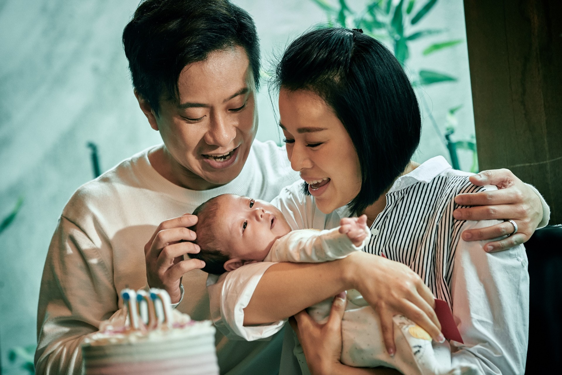 「朱康」在《熟女強人》飾演胡杏兒的丈夫,他說角色跟以往扮演過的頗為不同,「因為我唔係成日演爸爸,呢次好似係第二、三次演,好好彩,囡囡啲戲非常之好,佢喺片場好乖,又玩得,又忍得,拍嘢拍到好晏,佢可以坐喺一邊睇書。」(《熟女強人》劇照) 「朱康」在《熟女強人》飾演胡杏兒的丈夫,他說角色跟以往扮演過的頗為不同,「因為我唔係成日演爸爸,呢次好似係第二、三次演,好好彩,囡囡啲戲非常之好,佢喺片場好乖,又玩得,又忍得,拍嘢拍到好晏,佢可以坐喺一邊睇書。」(《熟女強人》劇照)