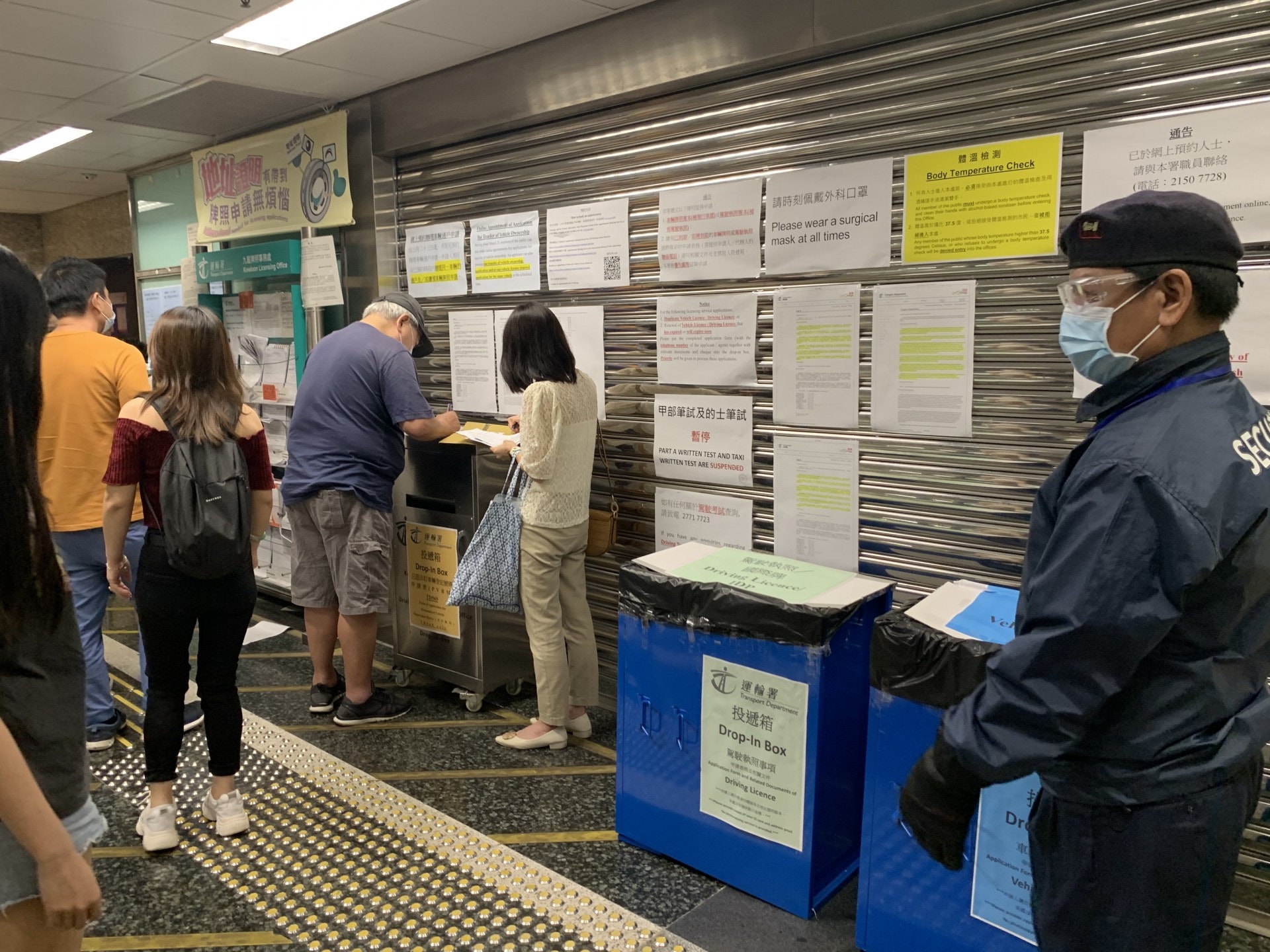 長沙灣政府合署的運輸署視察,辦事處仍下鐵閘,鐵閘上張貼多張告示。(勞敏儀攝) 長沙灣政府合署的運輸署視察,辦事處仍下鐵閘,鐵閘上張貼多張告示。(勞敏儀攝)