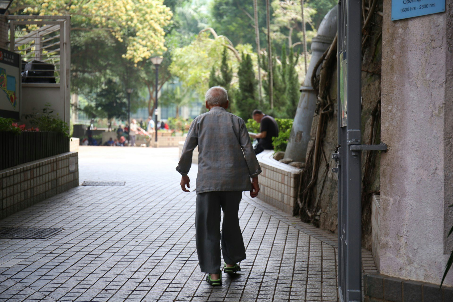 疫情下社交生活幾近停擺、社會服務停止,加上留家時間增加,有相處問題的家庭在長期「困獸鬥」的情況下,除了虐兒,虐老問題亦慢慢浮現。(示意圖,圖中人物非事主/鄧詠中攝) 疫情下社交生活幾近停擺、社會服務停止,加上留家時間增加,有相處問題的家庭在長期「困獸鬥」的情況下,除了虐兒,虐老問題亦慢慢浮現。(示意圖,圖中人物非事主/鄧詠中攝)