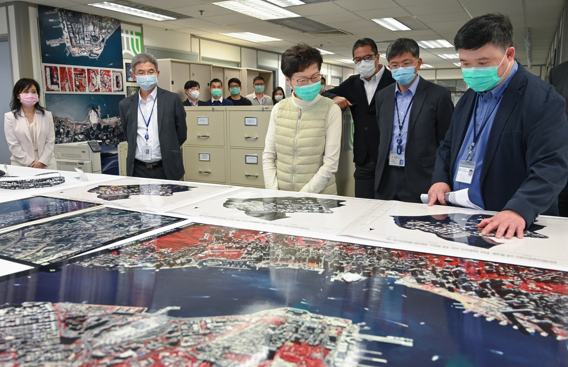行政長官林鄭月娥3月13日在發展局局長黃偉綸(右三)和地政總署署長陳松青(右二)陪同下,聽取地政總署測繪處人員介紹該處的研發項目。(政府新聞處圖片) 行政長官林鄭月娥3月13日在發展局局長黃偉綸(右三)和地政總署署長陳松青(右二)陪同下,聽取地政總署測繪處人員介紹該處的研發項目。(政府新聞處圖片)
