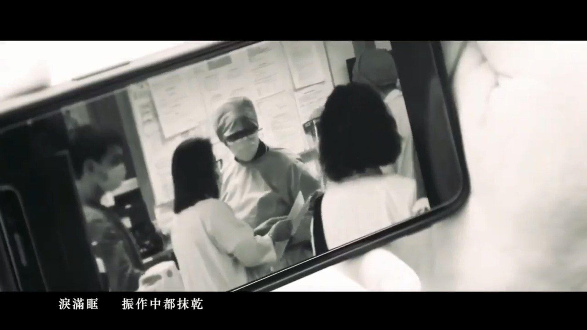 亦有醫護不眠不休對抗疫情的畫面。(影片截圖) 亦有醫護不眠不休對抗疫情的畫面。(影片截圖)