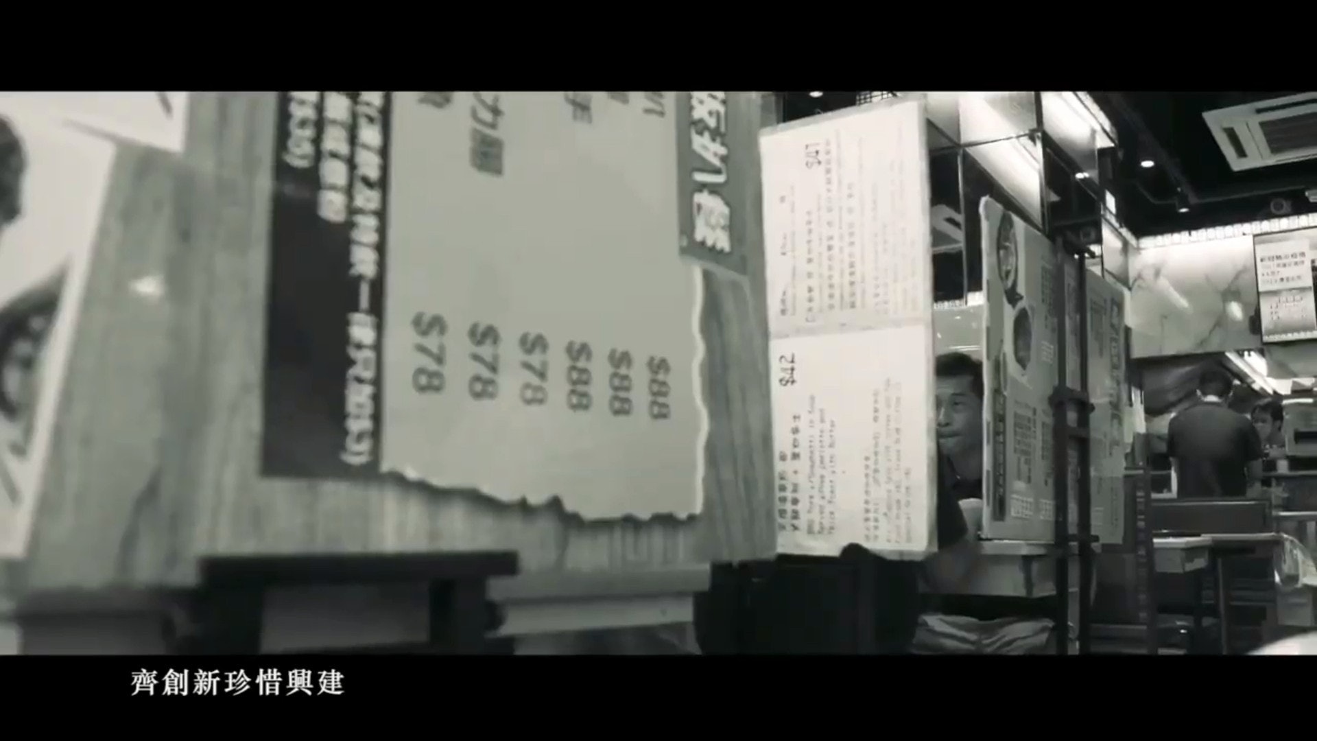有市民出外用餐需要以餐牌築起圍板的畫面。(影片截圖) 有市民出外用餐需要以餐牌築起圍板的畫面。(影片截圖)