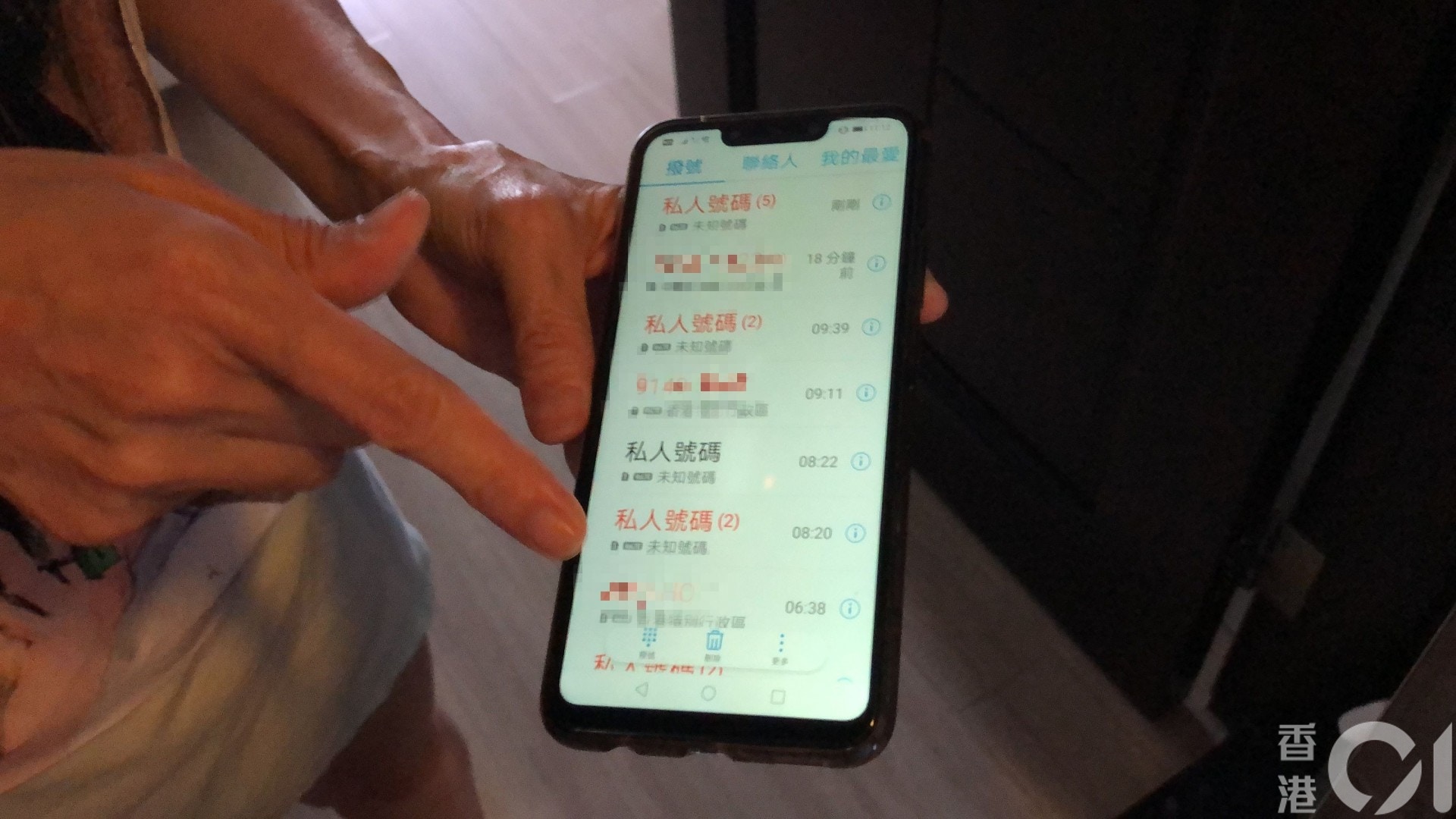 同時指自己受到電話滋擾徹夜未眠。(鄧詠中攝) 同時指自己受到電話滋擾徹夜未眠。(鄧詠中攝)