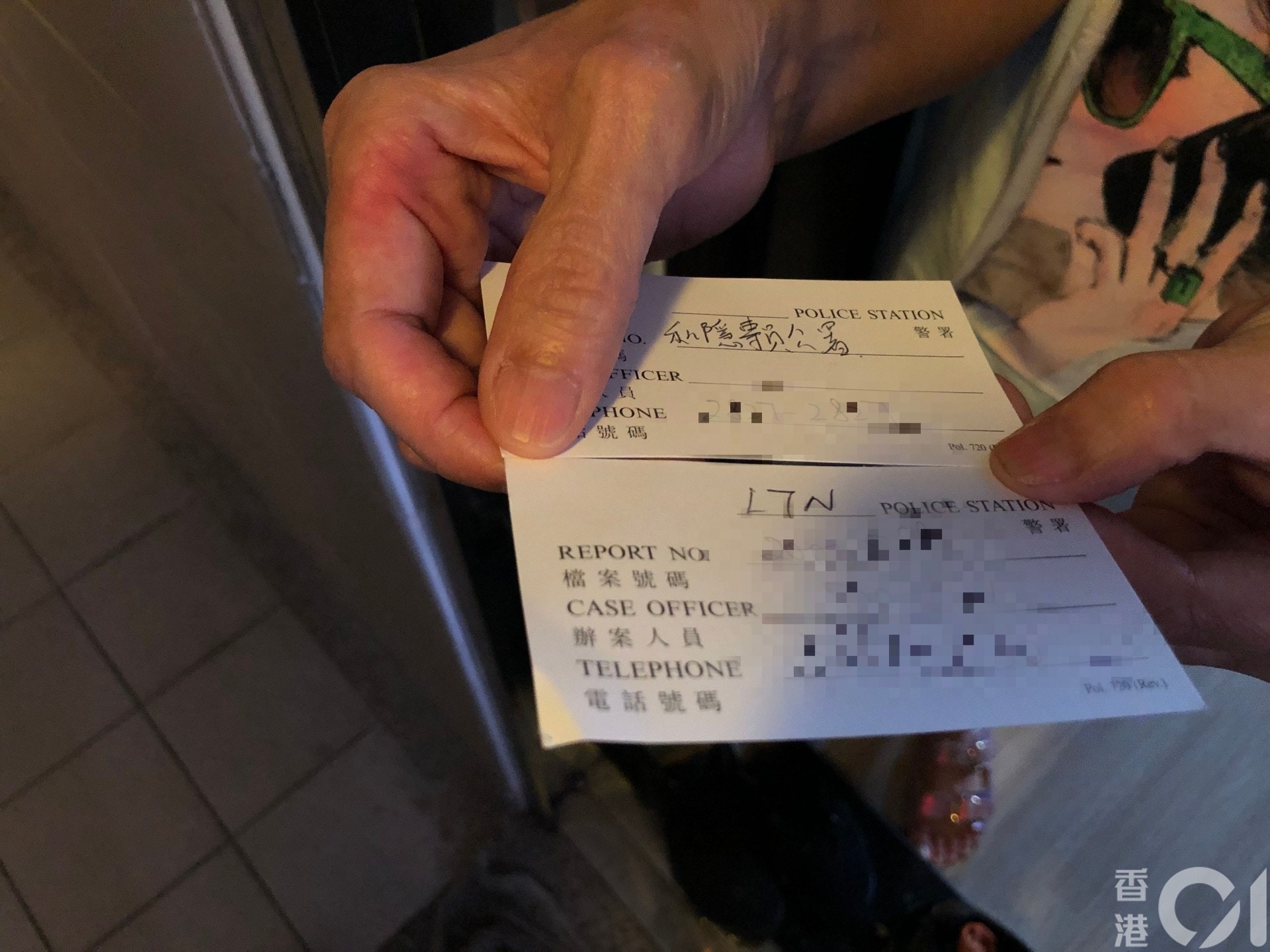 事主Sheron表示,昨晚已帶同Oscar到警署報警,警方同時建議她到私隱專員投訴。(鄧詠中攝) 事主Sheron表示,昨晚已帶同Oscar到警署報警,警方同時建議她到私隱專員投訴。(鄧詠中攝)