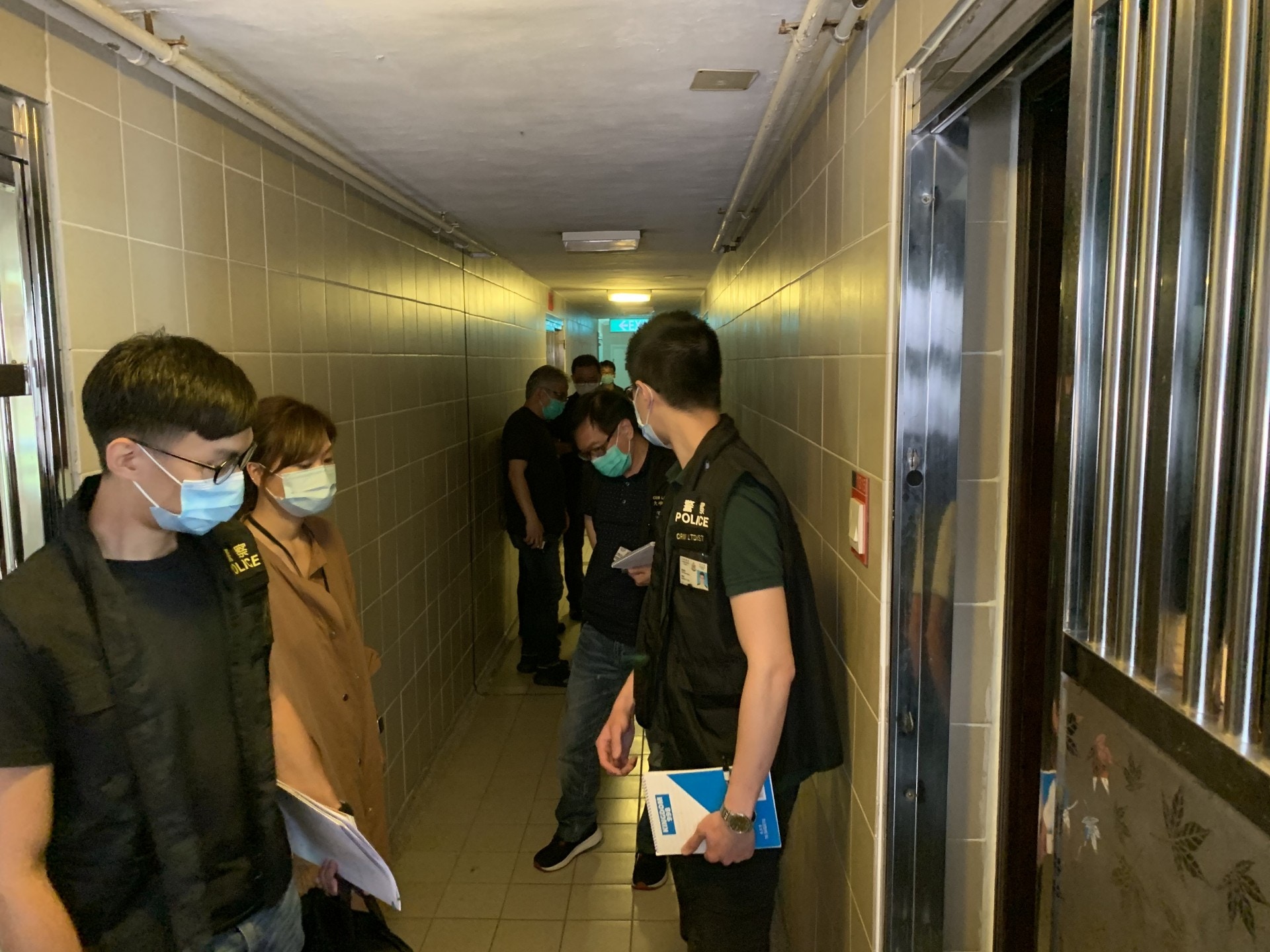 警方及愛協人員今早上門調查。(鄧詠中攝) 警方及愛協人員今早上門調查。(鄧詠中攝)