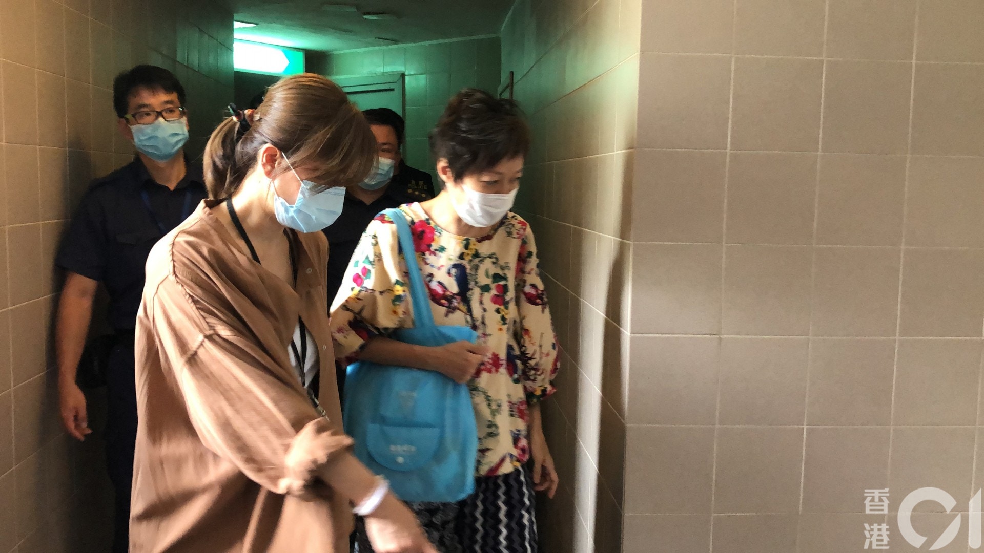 女主人及後被帶往警署調查。(鄧詠中攝) 女主人及後被帶往警署調查。(鄧詠中攝)