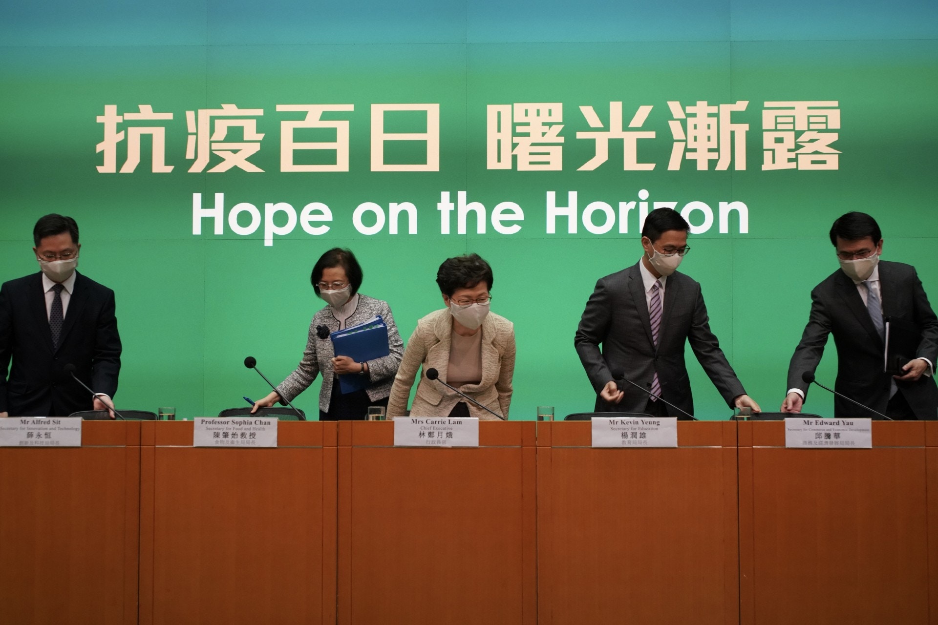 港府今召開記者會,講述放寬限聚令及全民派口罩安排。(高仲明攝)
