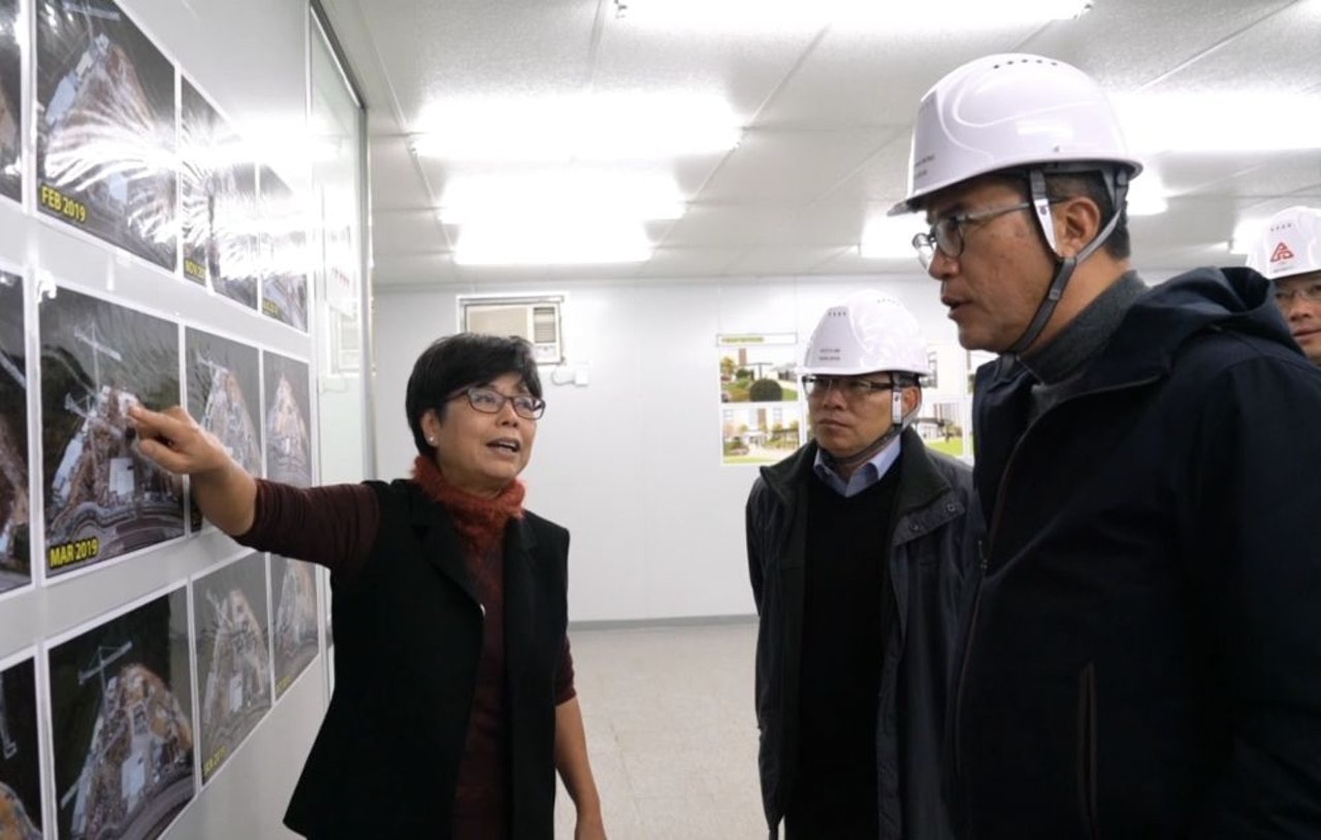 發展局局長黃偉綸(右)去年曾視察將軍澳百勝角消防處紀律部隊宿舍項目。(黃偉綸網誌相片) 發展局局長黃偉綸(右)去年曾視察將軍澳百勝角消防處紀律部隊宿舍項目。(黃偉綸網誌相片)