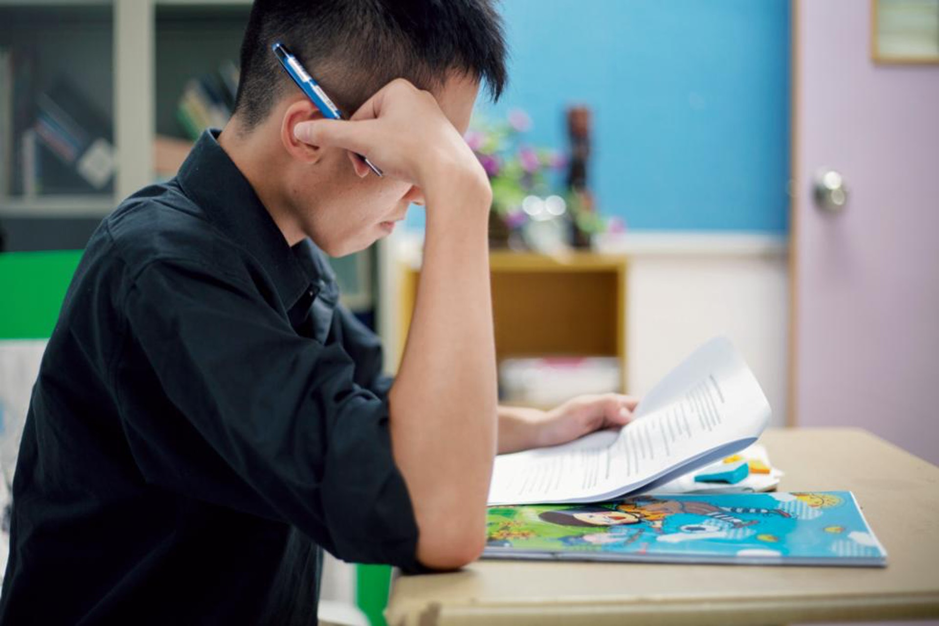 本港青少年的學業壓力大。(資料圖片) 本港青少年的學業壓力大。(資料圖片)