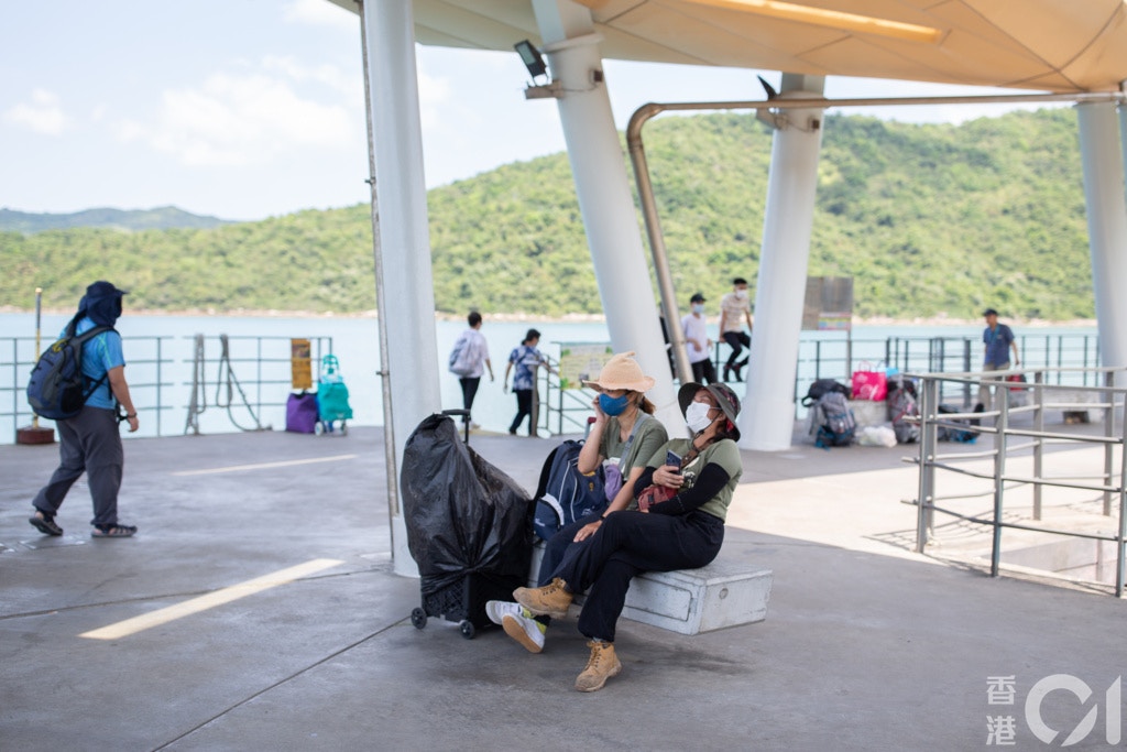 義工中午時分從黃石碼頭出發,前往塔門。(梁鵬威攝) 義工中午時分從黃石碼頭出發,前往塔門。(梁鵬威攝)