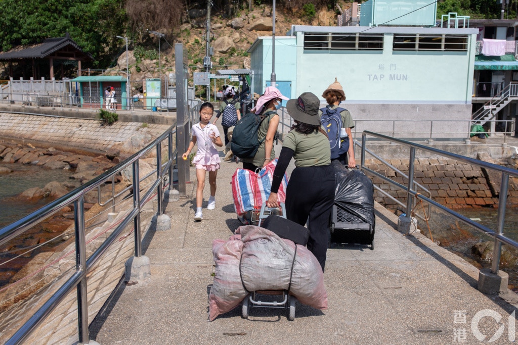 到達塔門,展開送草之行。(梁鵬威攝) 到達塔門,展開送草之行。(梁鵬威攝)