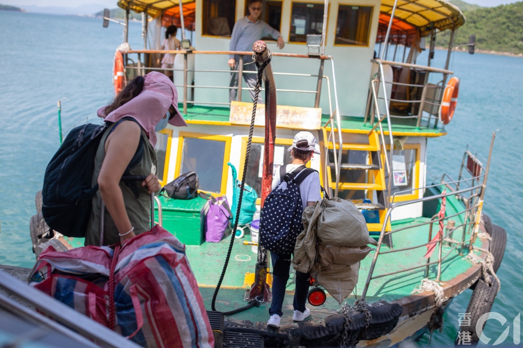 義工用車仔捆綁一大袋鮮草。(梁鵬威攝) 義工用車仔捆綁一大袋鮮草。(梁鵬威攝)