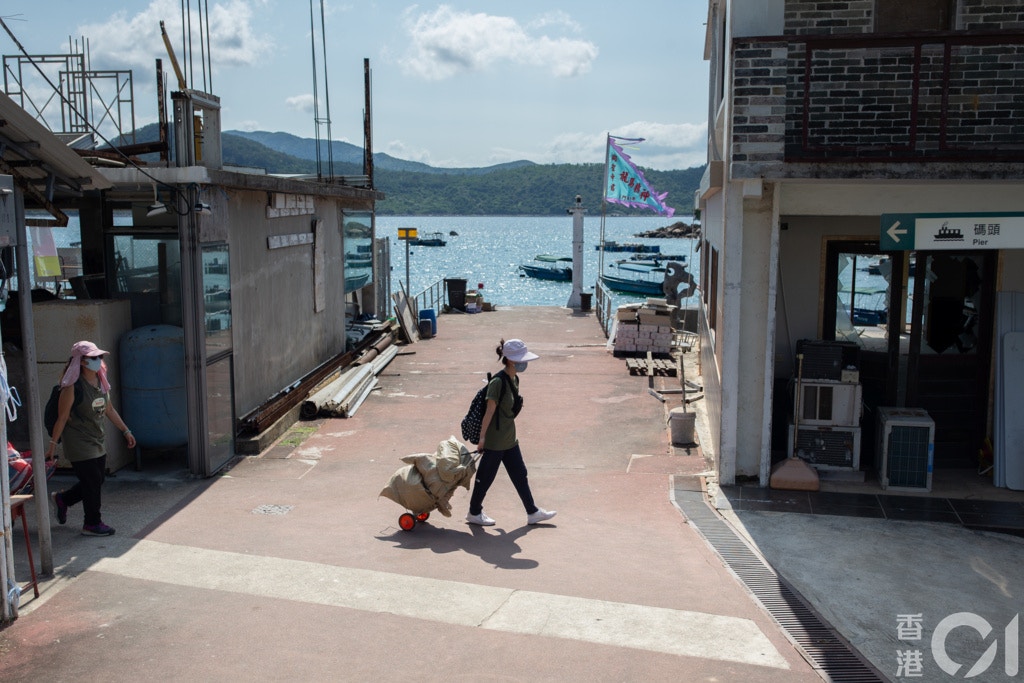 義工們未開始送草,汗水已不斷流下,沾濕了衣服。(梁鵬威攝) 義工們未開始送草,汗水已不斷流下,沾濕了衣服。(梁鵬威攝)
