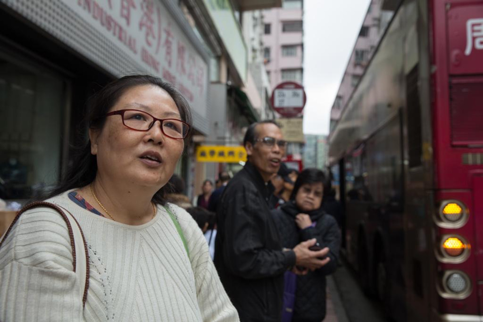 許女士(左一)表示,區內巴士脫班問題嚴重,曾試過在車站等候超過1小時,最後亦上不到車。(林若勤攝) 許女士(左一)表示,區內巴士脫班問題嚴重,曾試過在車站等候超過1小時,最後亦上不到車。(林若勤攝)