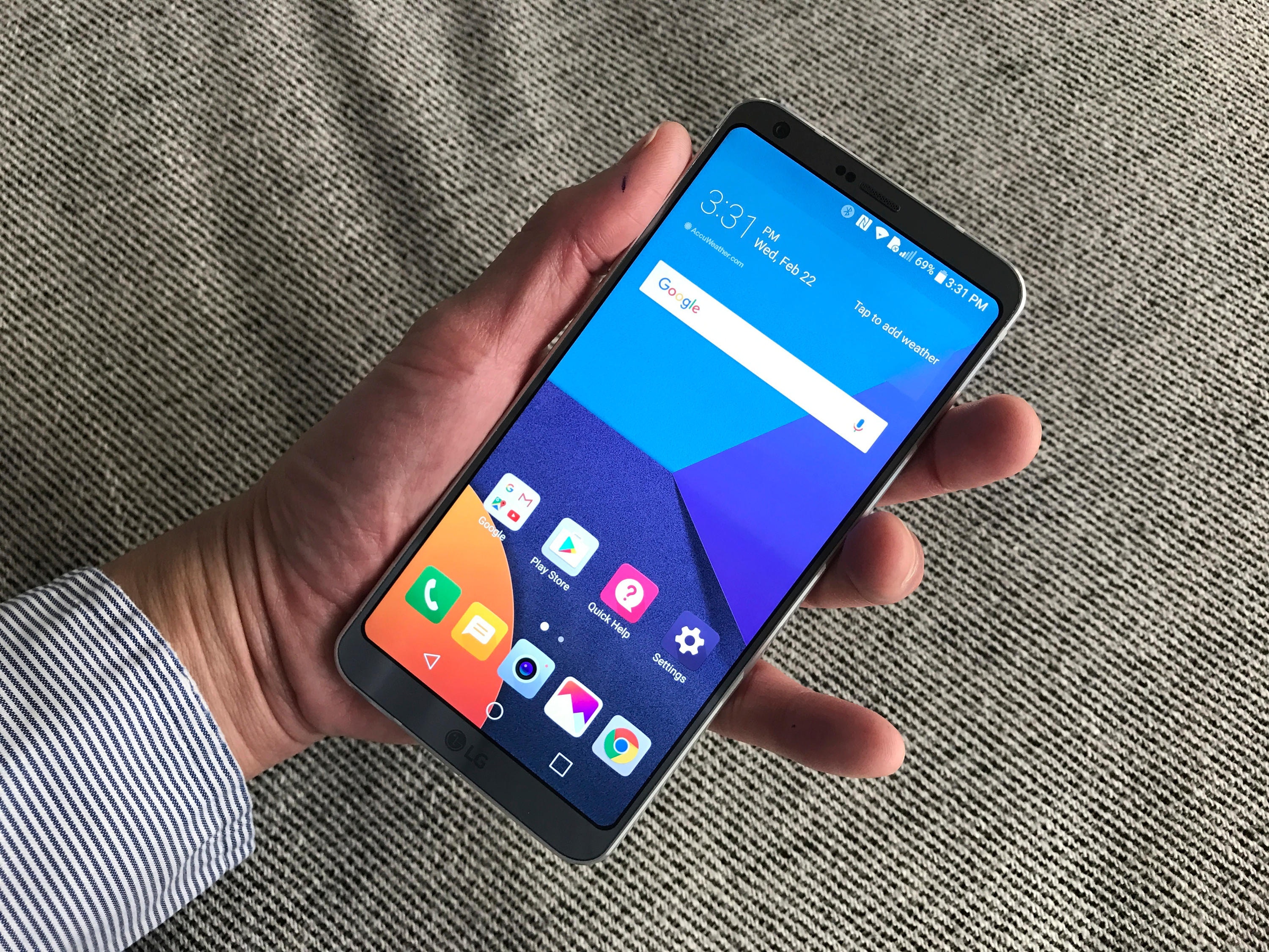 LG正式在西班牙巴塞隆拿發布新旗艦LG G6，使用極窄邊框設計，將5.7吋屏幕放入跟G5接近的機身大小當中。（美聯社）