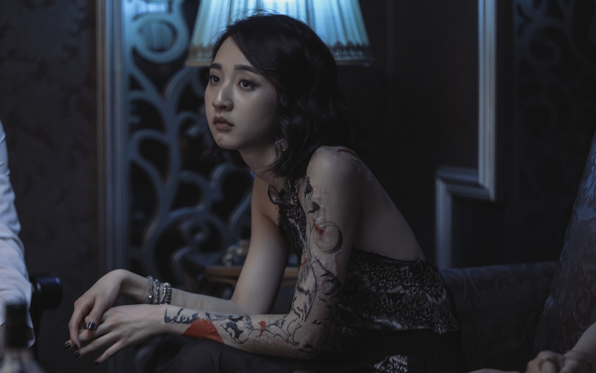 李沐在Netflix《誰是被害者》飾演張孝全的女兒。（劇照）