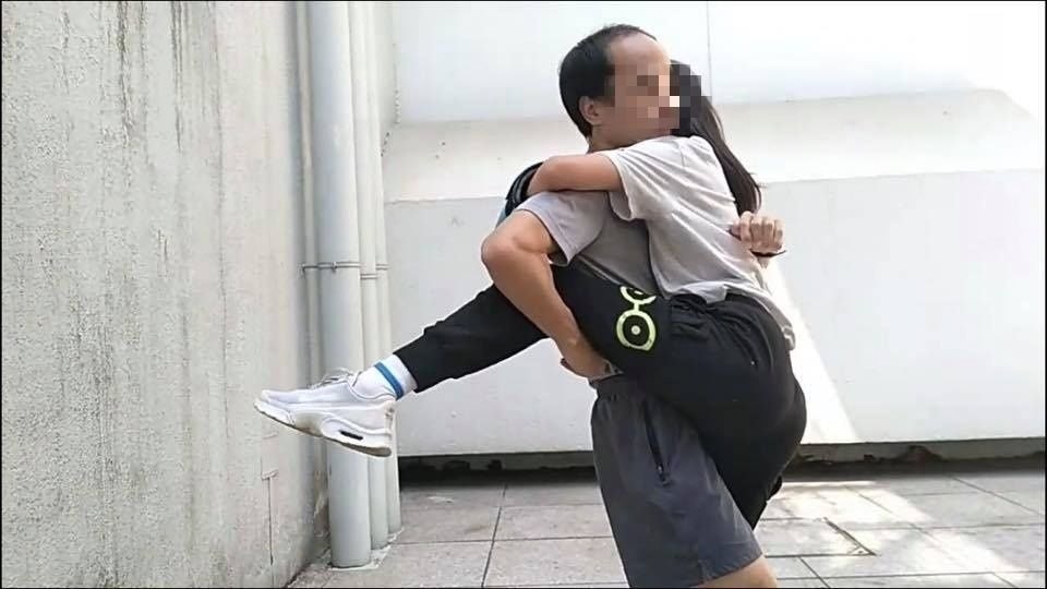 「男教練」抱女子貼胸貼下體稱示範 武術界譴責:教學名義作侵犯 「男教練」抱女子貼胸貼下體稱示範 武術界譴責:教學名義作侵犯