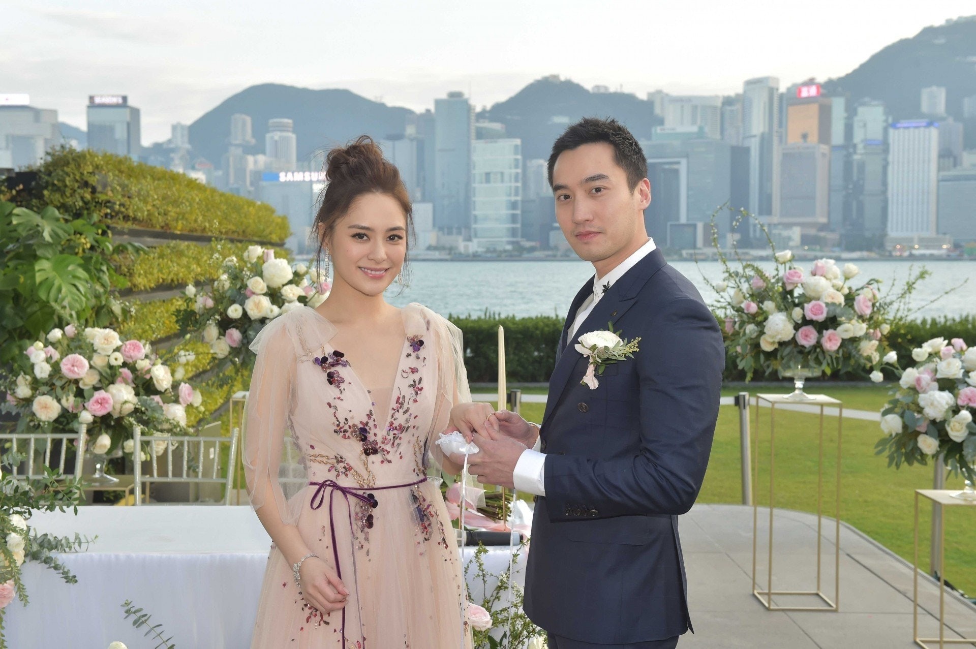 阿嬌閃嫁台灣「醫界王陽明」賴弘國,曾凍卵的她,婚姻維持一年多期間,仍未實現懷孕計劃;已屆39歲的阿嬌宣佈離婚,引起全城熱話。(資料圖片) 阿嬌閃嫁台灣「醫界王陽明」賴弘國,曾凍卵的她,婚姻維持一年多期間,仍未實現懷孕計劃;已屆39歲的阿嬌宣佈離婚,引起全城熱話。(資料圖片)