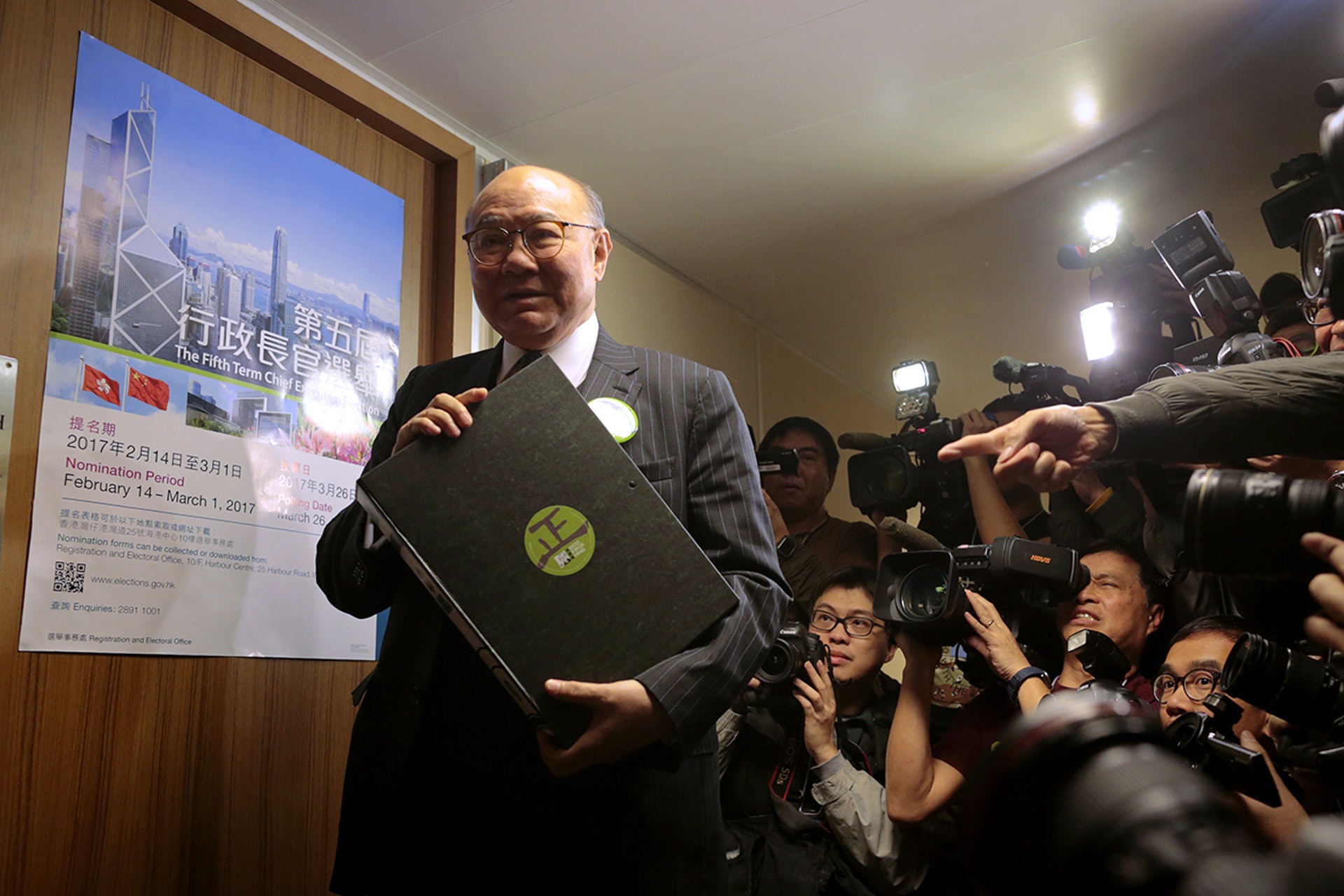 胡國興2月27日下午持180個提名,報名參選特首。(李澤彤攝) 胡國興2月27日下午持180個提名,報名參選特首。(李澤彤攝)