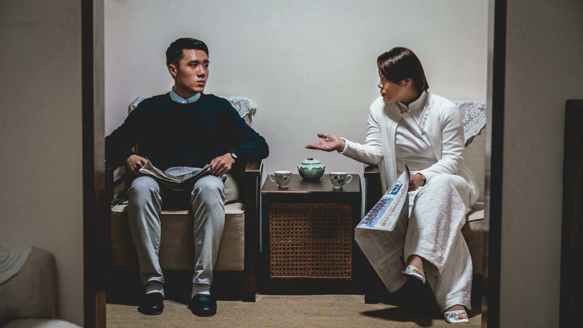 《歎息橋》第二位主角胡啟源(Ken)於第二集登場,年輕版由黃定謙(左)飾演,母親則由邵美君飾演。黃定謙說,阿Ken這個角角色不難演,但性格與情緒複雜,令他埋位前「壓力山大」。受訪時,身旁的岑珈其笑他「太謙」:「我覺得Himmy個角色真係好難演,嗰樣嘢(恐懼情緒)唔係話單純阿媽(邵美君)付出,佢就會有呢種反應,佢真係入晒戲。我有睇過試片,真心覺得佢哋兩個演得好好。」(《歎息橋》劇照) 《歎息橋》第二位主角胡啟源(Ken)於第二集登場,年輕版由黃定謙(左)飾演,母親則由邵美君飾演。黃定謙說,阿Ken這個角角色不難演,但性格與情緒複雜,令他埋位前「壓力山大」。受訪時,身旁的岑珈其笑他「太謙」:「我覺得Himmy個角色真係好難演,嗰樣嘢(恐懼情緒)唔係話單純阿媽(邵美君)付出,佢就會有呢種反應,佢真係入晒戲。我有睇過試片,真心覺得佢哋兩個演得好好。」(《歎息橋》劇照)