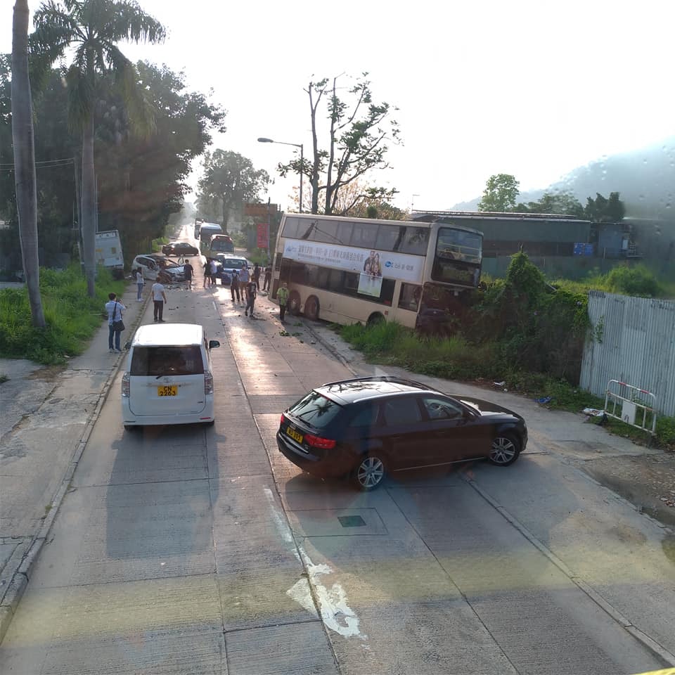 九巴失控剷上行人路，再剷入路邊草叢，車頭擋風玻璃爆裂，九巴車長一度被困。（網民Bobbi Kwok‎ 上載至FB香港突發事故報料區）