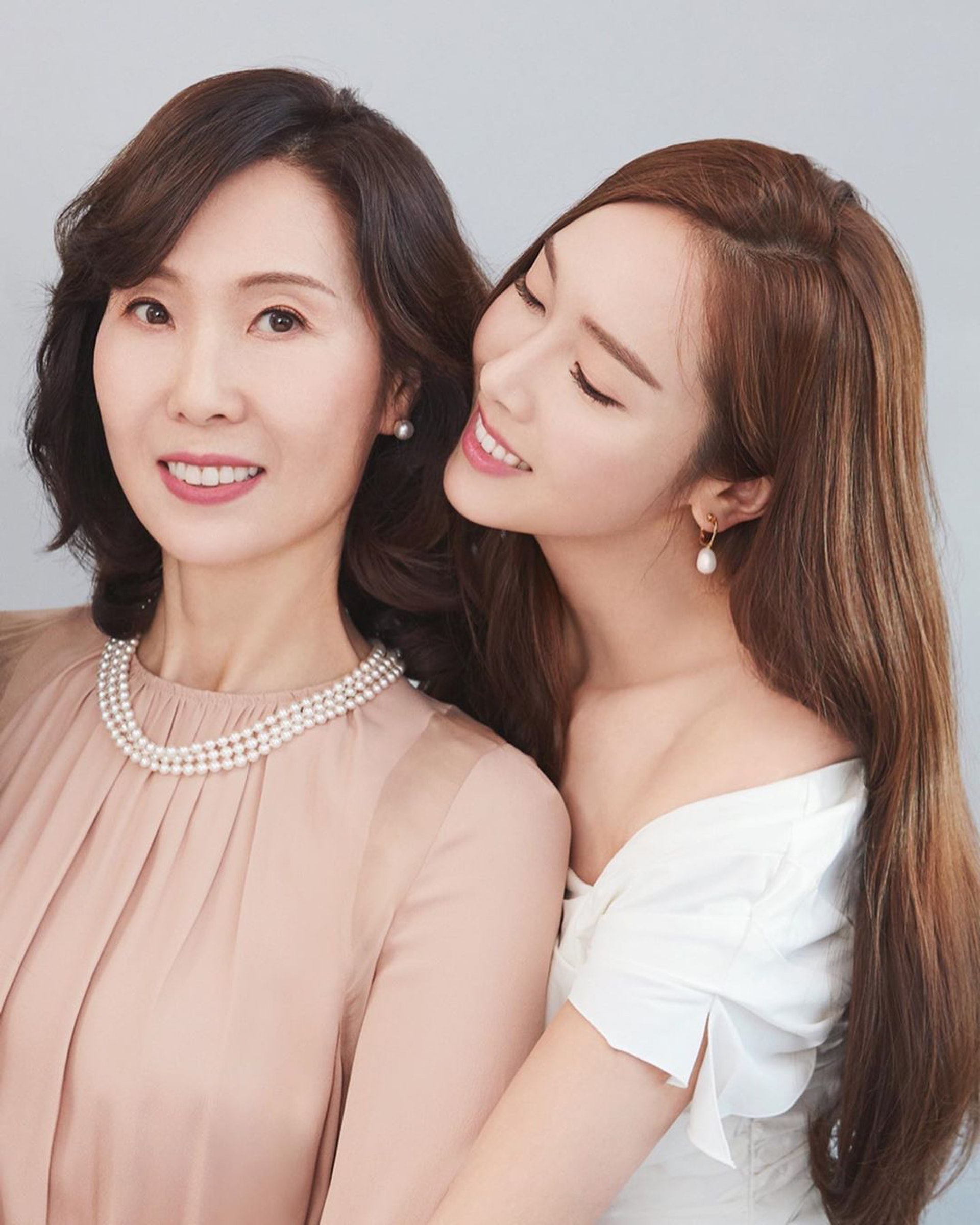 Jessica鄭秀妍首公開與媽媽合照高貴氣質猶如兩姐妹
