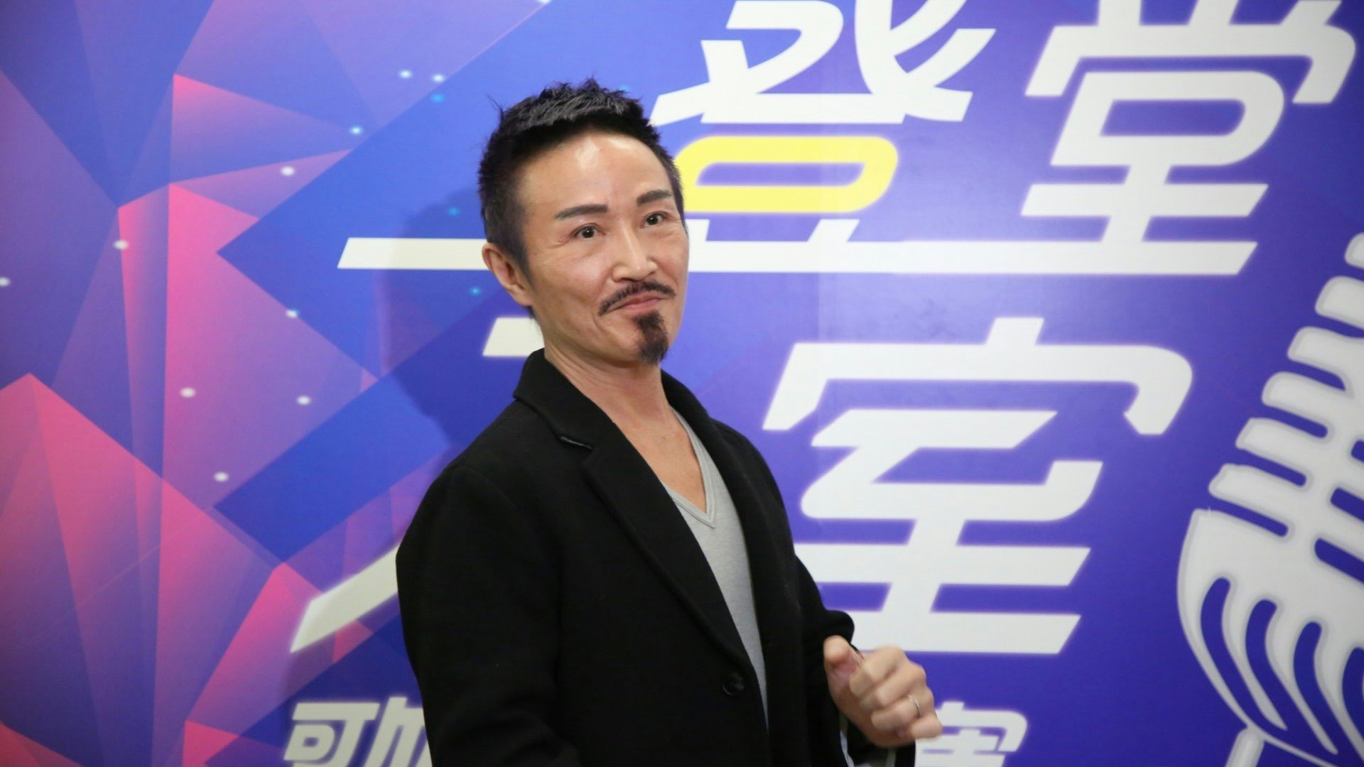 周啟生繼續發功鬧「廢柴」 單手都贏:用三隻手指彈琴彈得好過佢 周啟生繼續發功鬧「廢柴」 單手都贏:用三隻手指彈琴彈得好過佢