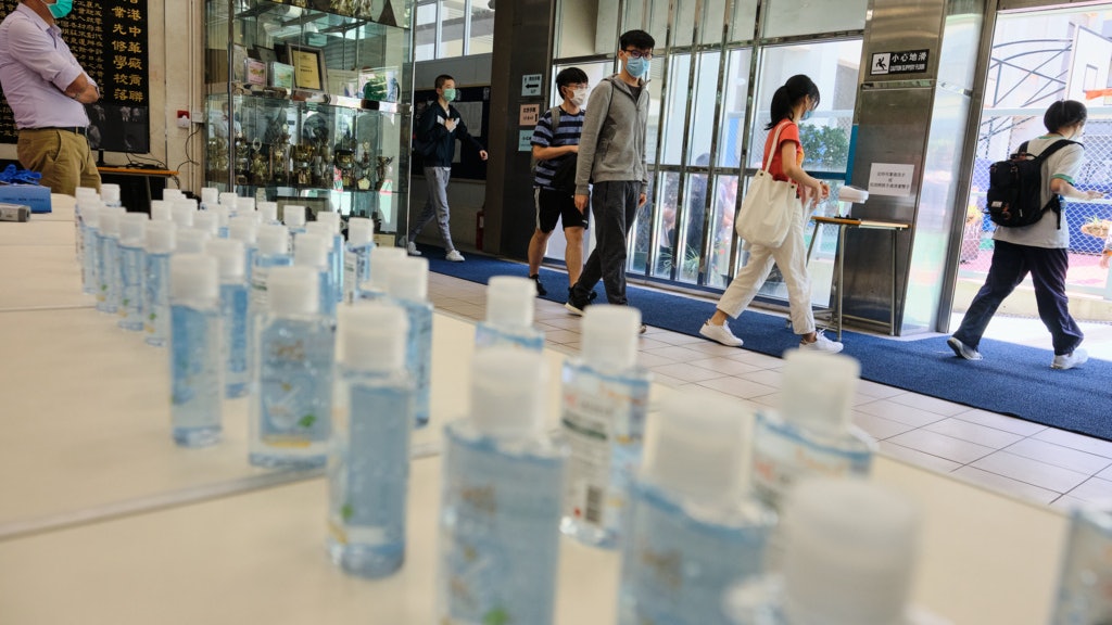 教育局發復課指引 建議學生小組討論宜裝隔板 盡量用有廁板坐廁 教育局發復課指引 建議學生小組討論宜裝隔板 盡量用有廁板坐廁