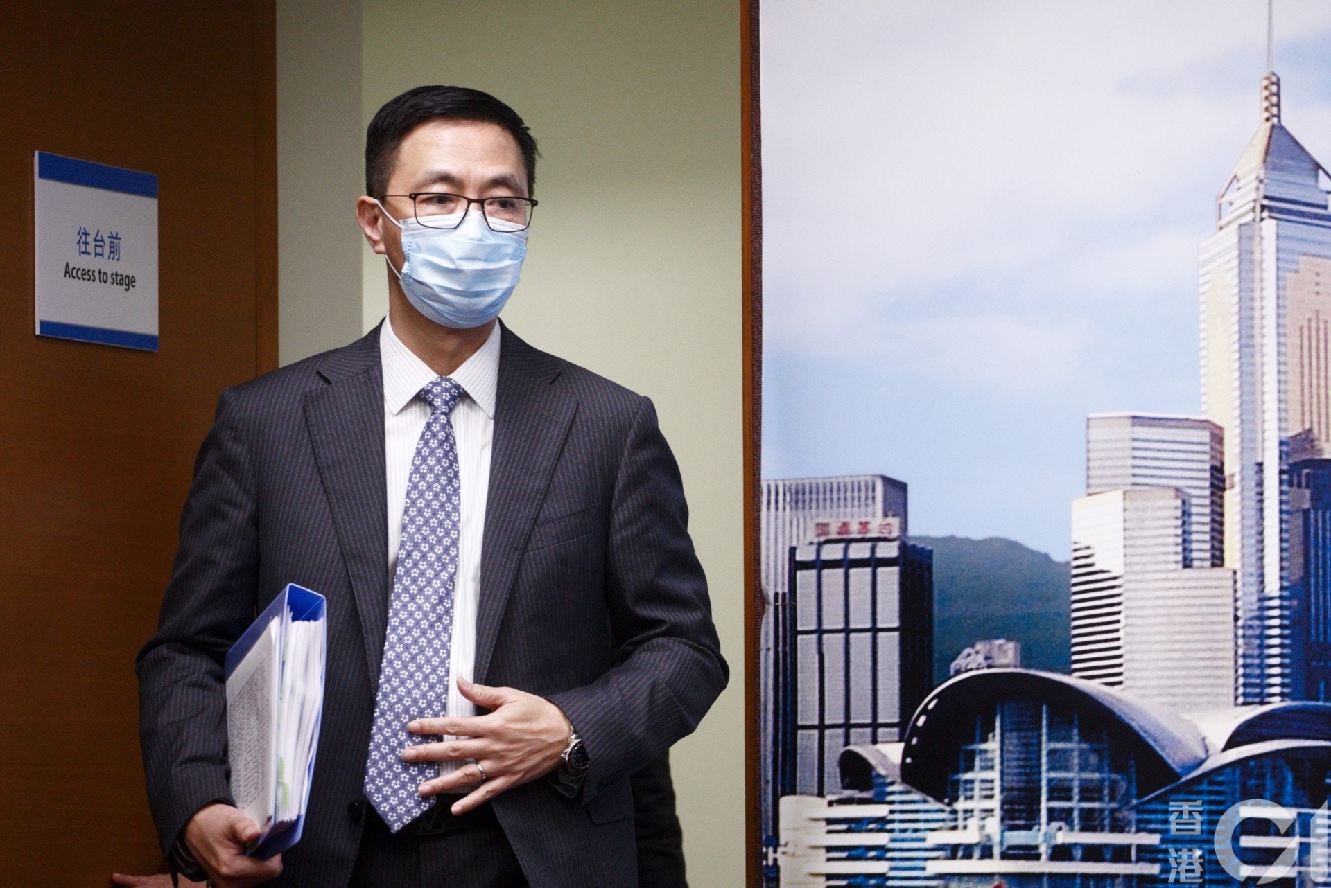 教育局局長楊潤雄表示下周一會派出教育局質素監管人員調查,了解考評局出題與審題的機制。(余俊亮攝) 教育局局長楊潤雄表示下周一會派出教育局質素監管人員調查,了解考評局出題與審題的機制。(余俊亮攝)