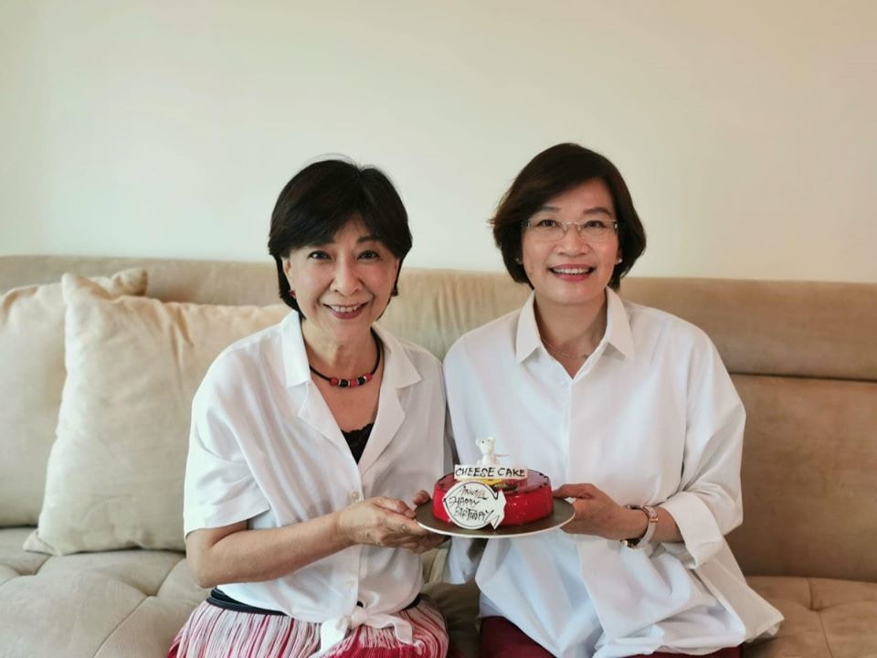 二人身穿姊妹裝。（梁美芬Facebook）