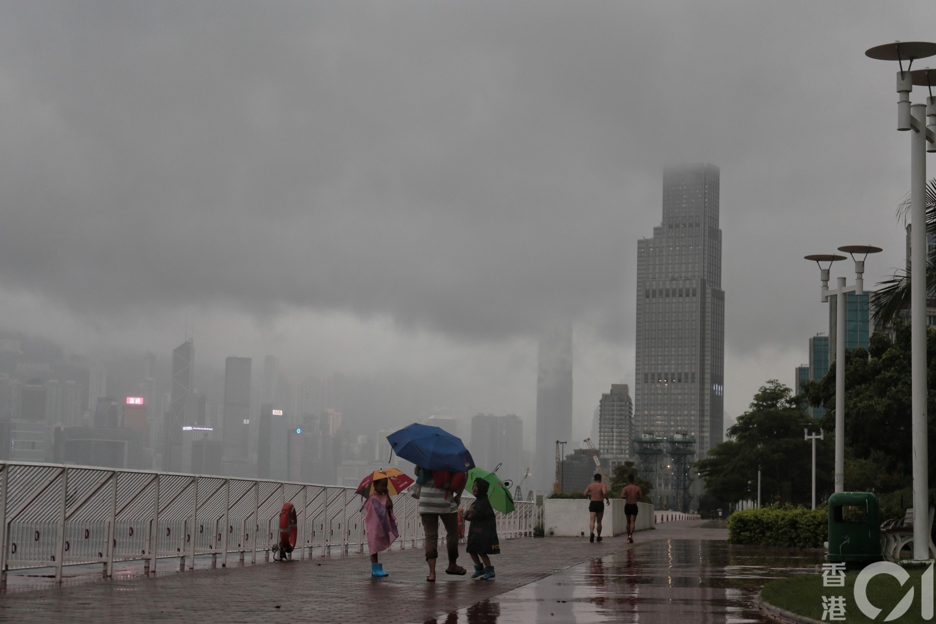 天文台指珠江口以西雷雨帶未來兩三小時影響本港