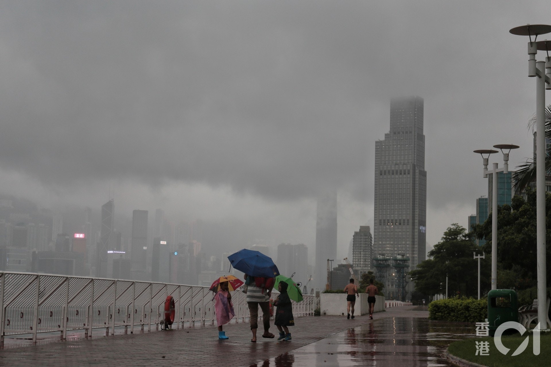 天文台指珠江口以西雷雨帶未來兩三小時影響本港 天文台指珠江口以西雷雨帶未來兩三小時影響本港