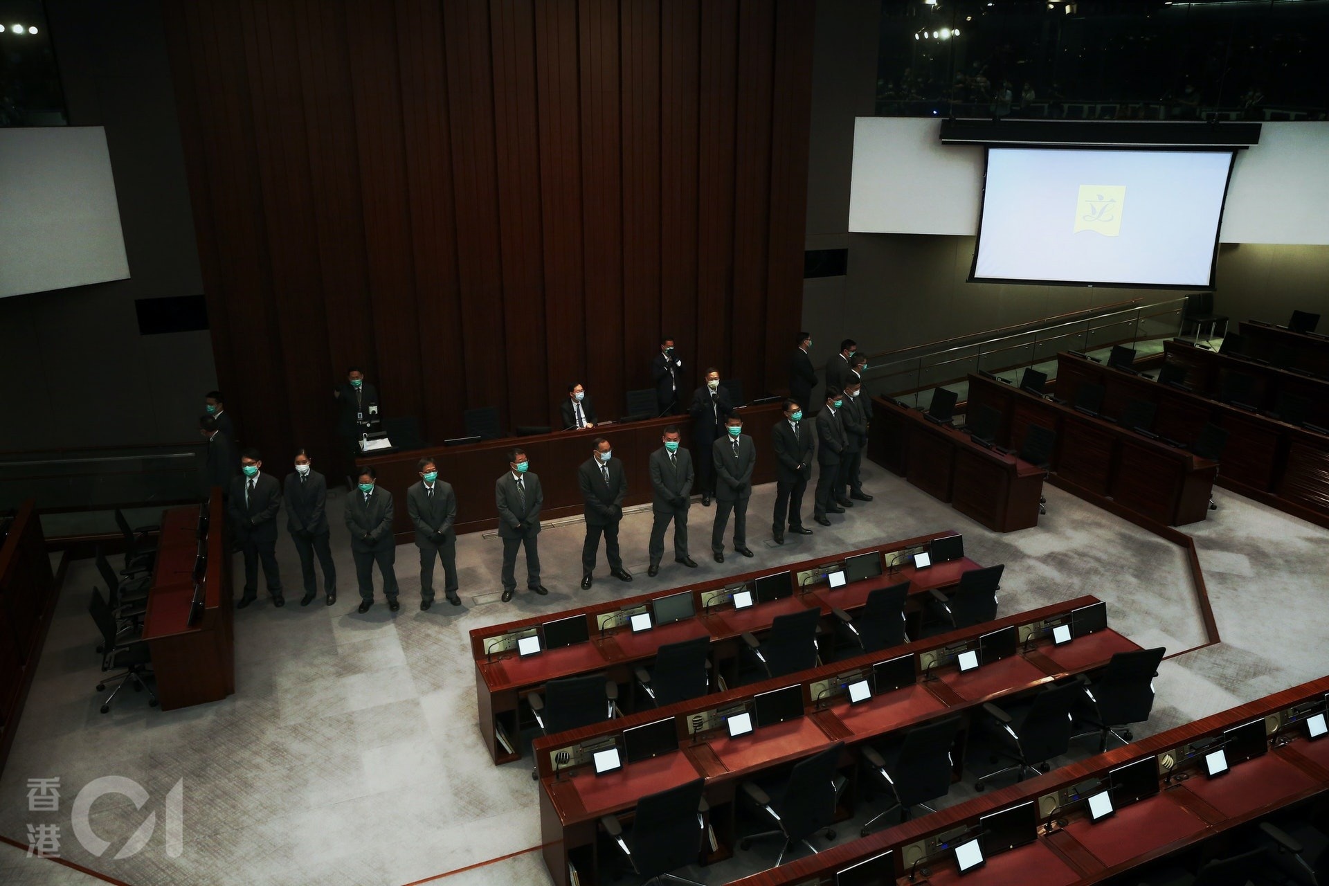 2019年5月18日內會主席選舉,民主派進入會議室,大批保安一字排開保護陳健波。(歐嘉樂攝) 2019年5月18日內會主席選舉,民主派進入會議室,大批保安一字排開保護陳健波。(歐嘉樂攝)