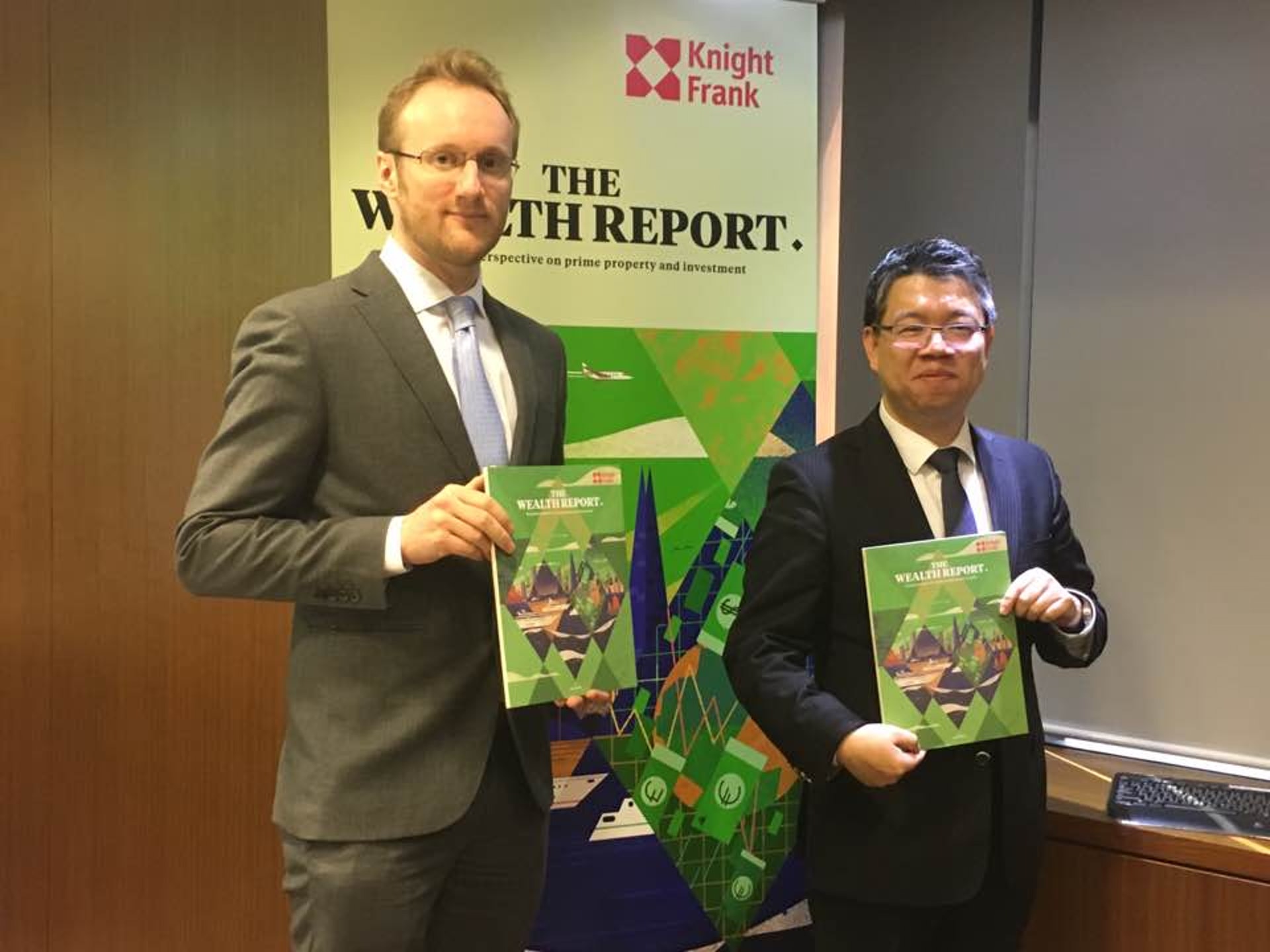 萊坊董事及大中華研究及諮詢部主管紀言迅(右)表示,香港樓市長期供應量不足,市場氣氛預期樓價不會低。左為萊坊亞太區研究主管霍尼克。(吳美茸攝) 萊坊董事及大中華研究及諮詢部主管紀言迅(右)表示,香港樓市長期供應量不足,市場氣氛預期樓價不會低。左為萊坊亞太區研究主管霍尼克。(吳美茸攝)