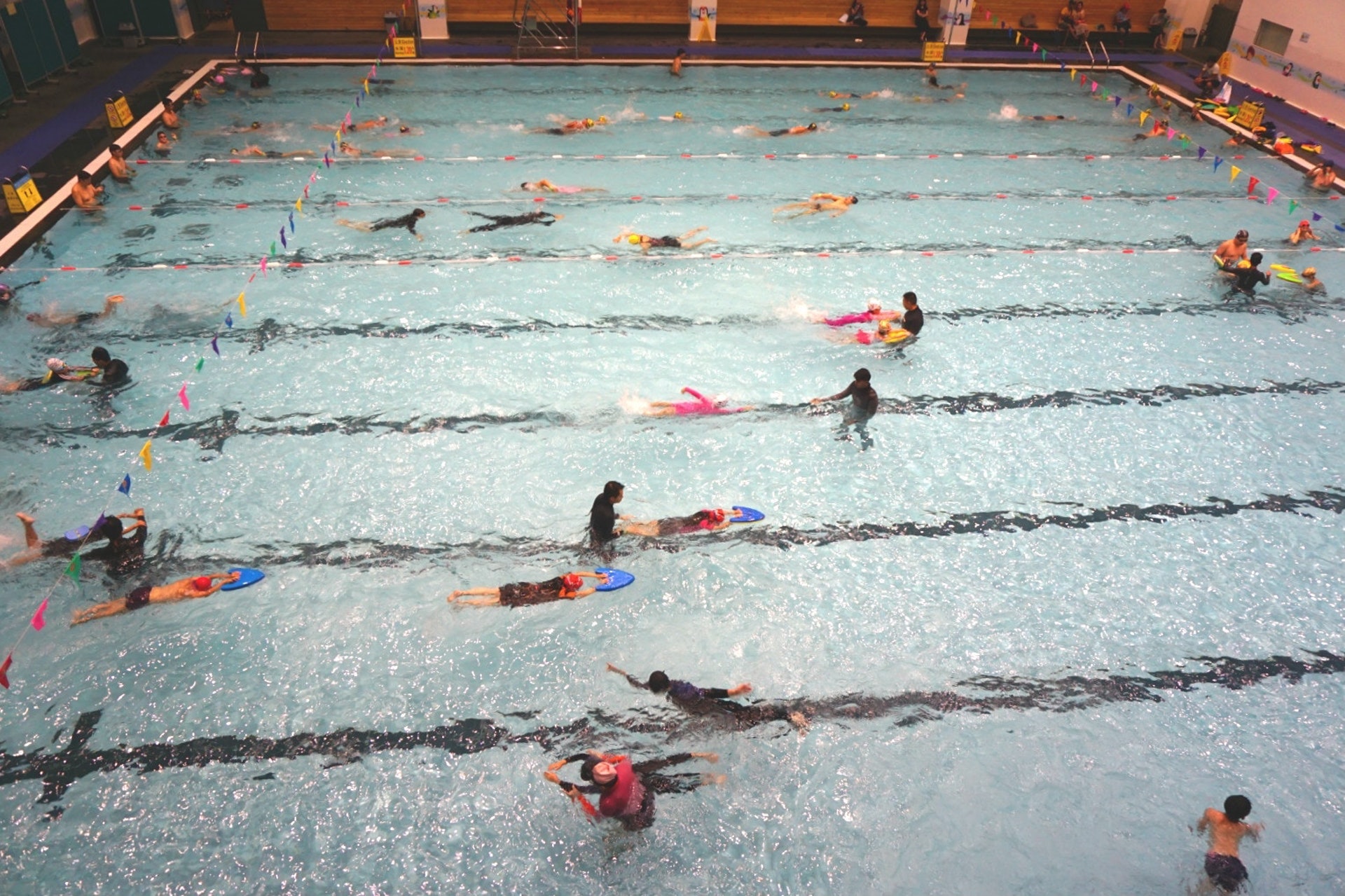 在公眾泳池暢赤腳行走是感染疣的高風險行為。 在公眾泳池暢赤腳行走是感染疣的高風險行為。