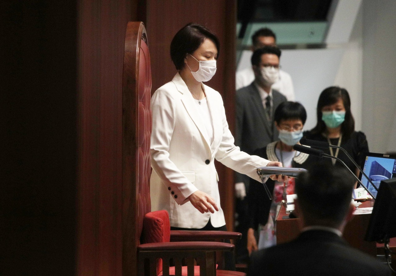 李慧琼以內會主席身份暫代立法會主席梁君彥主持會議,被多名民主派議員質疑其合法性。(余俊亮攝) 李慧琼以內會主席身份暫代立法會主席梁君彥主持會議,被多名民主派議員質疑其合法性。(余俊亮攝)