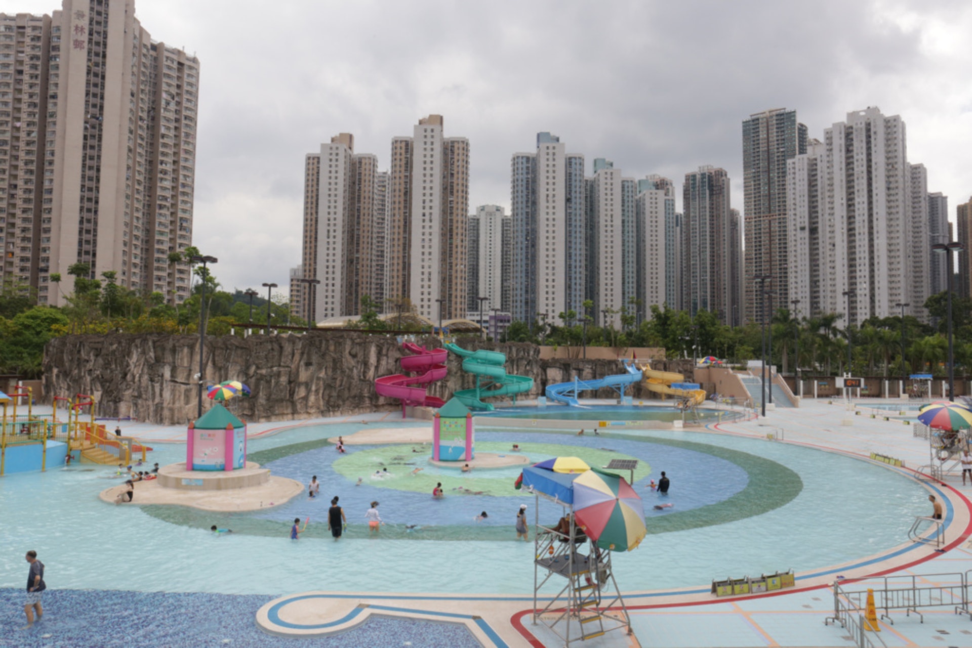 在公眾泳池暢赤腳行走是感染疣的高風險行為。 在公眾泳池暢赤腳行走是感染疣的高風險行為。