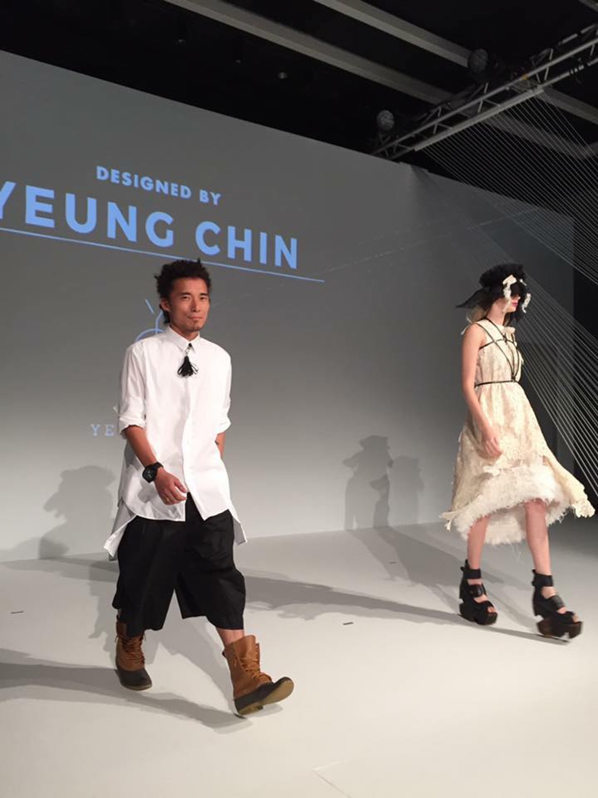 楊展腳上的那雙duck boots,似乎是他的signature(楊展fb) 楊展腳上的那雙duck boots,似乎是他的signature(楊展fb)