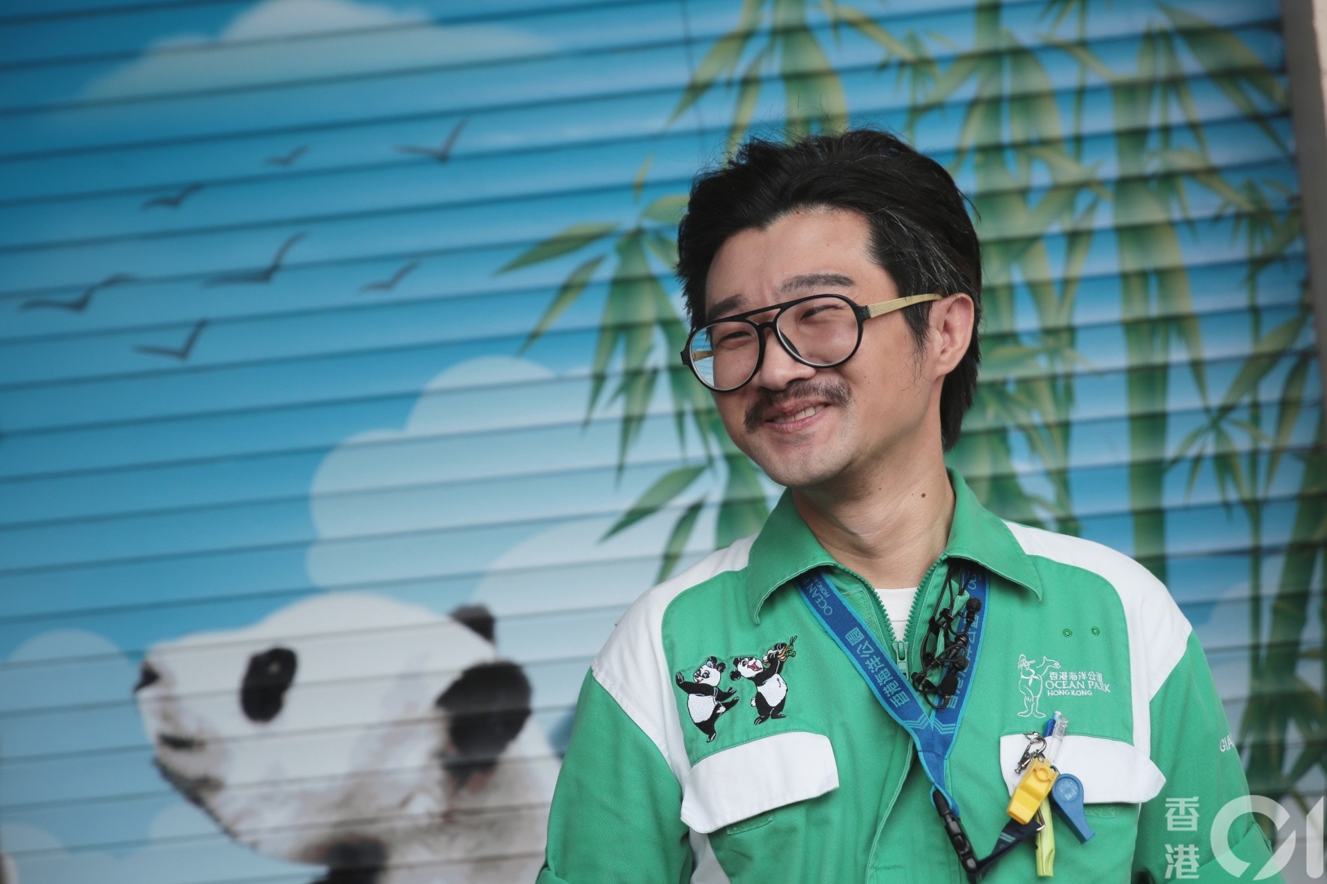 負責現時園內三隻大熊貓起居的海洋公園高級陸動物部監督梁家綸,對安安、盈盈及樂樂十分了解。(李澤彤攝) 負責現時園內三隻大熊貓起居的海洋公園高級陸動物部監督梁家綸,對安安、盈盈及樂樂十分了解。(李澤彤攝)