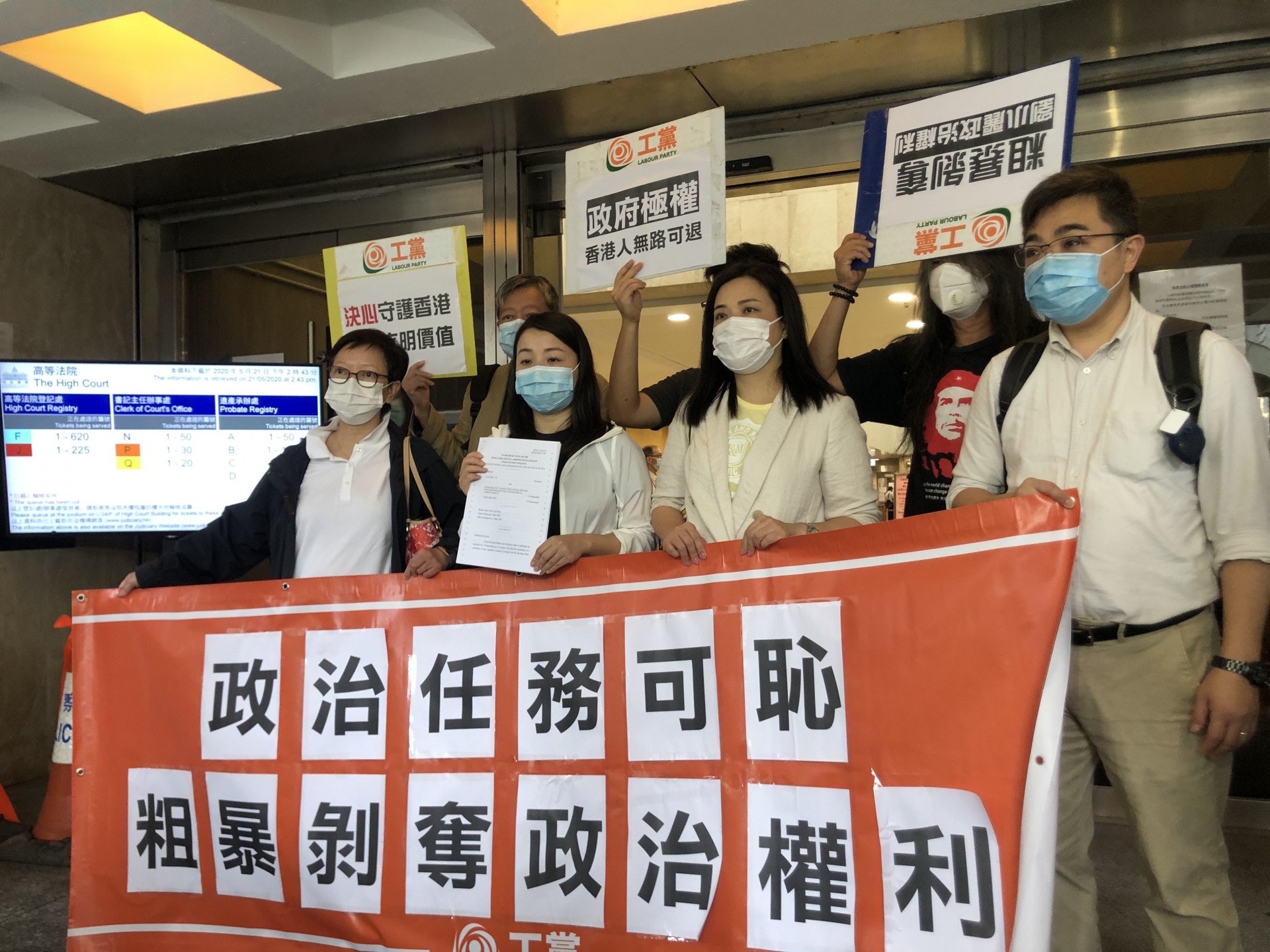 劉小麗到高院領取判詞後,稱覺得今次只屬慘勝,亦稱法官還她一個公道。(朱棨新攝) 劉小麗到高院領取判詞後,稱覺得今次只屬慘勝,亦稱法官還她一個公道。(朱棨新攝)