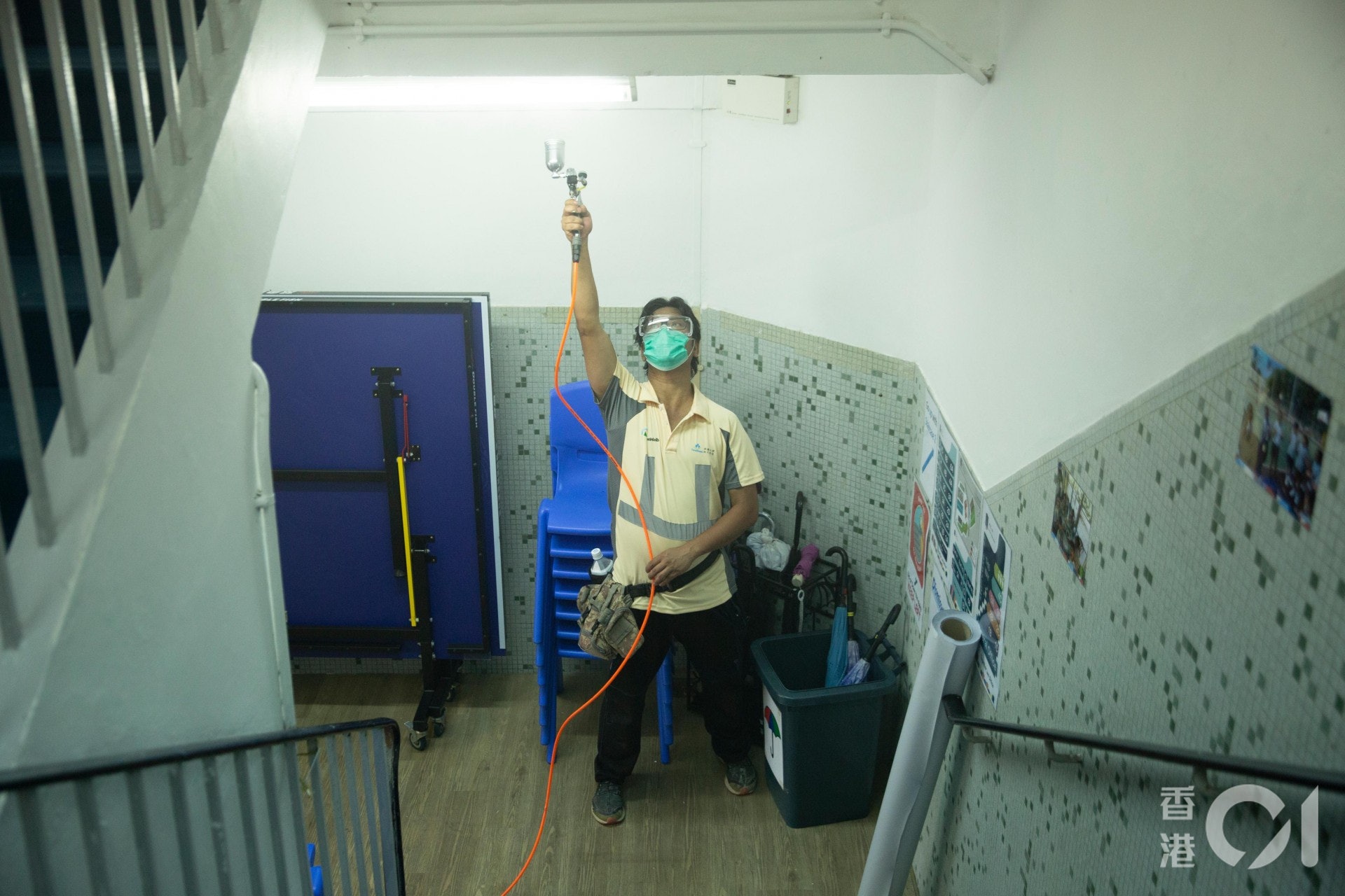 德萃小學邀請科技公司為辦公室、樓梯及部分班房噴上「納米光電觸媒」塗層消毒及抗菌。(龔嘉盛攝) 德萃小學邀請科技公司為辦公室、樓梯及部分班房噴上「納米光電觸媒」塗層消毒及抗菌。(龔嘉盛攝)