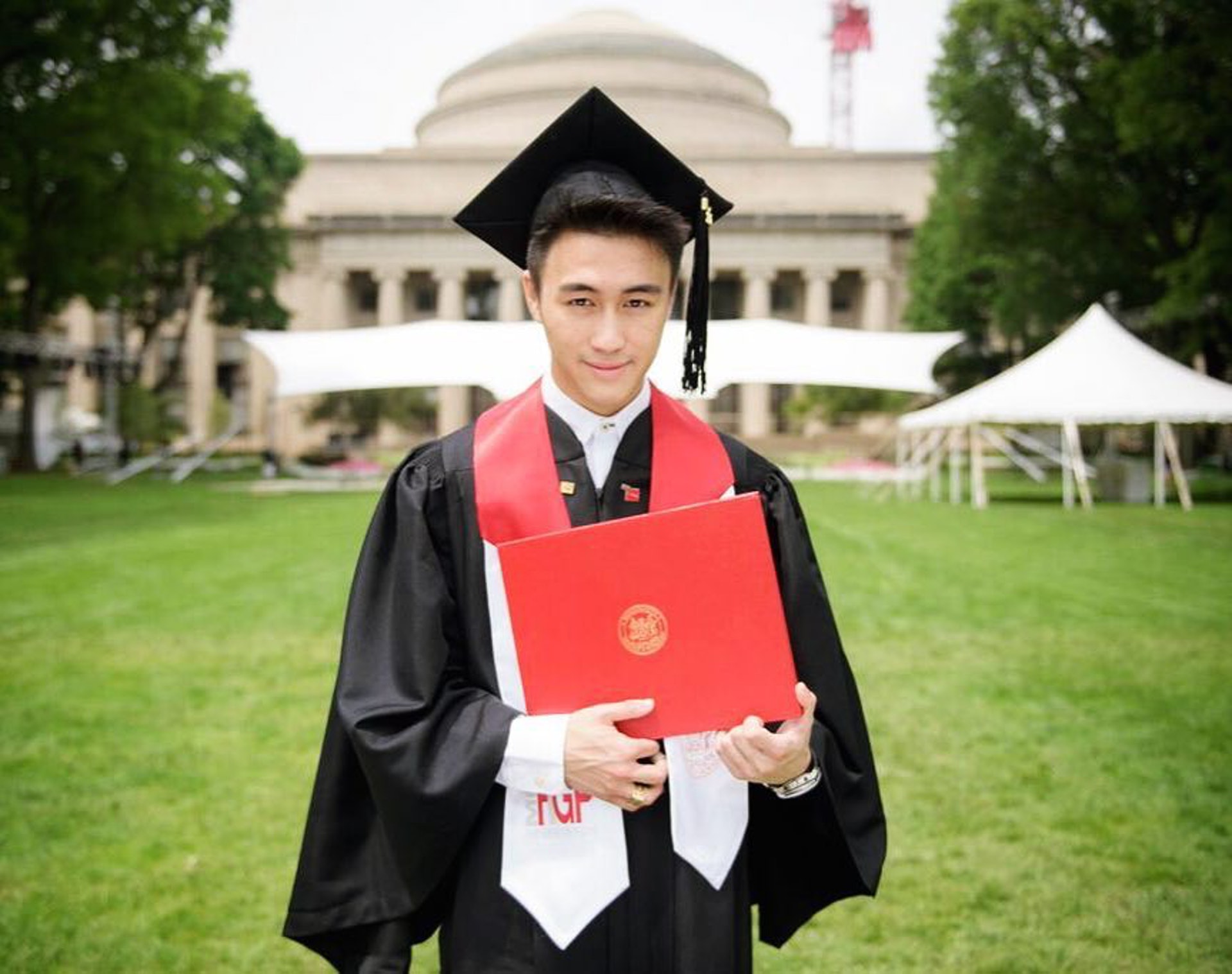 何猷君自小已是超級學霸,18歲時同時拿到劍橋大學與麻省理工的錄取通知,以21歲之齡成為史上最年輕進入麻省理工攻讀金融碩士生。(momomarioho@Instagram) 何猷君自小已是超級學霸,18歲時同時拿到劍橋大學與麻省理工的錄取通知,以21歲之齡成為史上最年輕進入麻省理工攻讀金融碩士生。(momomarioho@Instagram)
