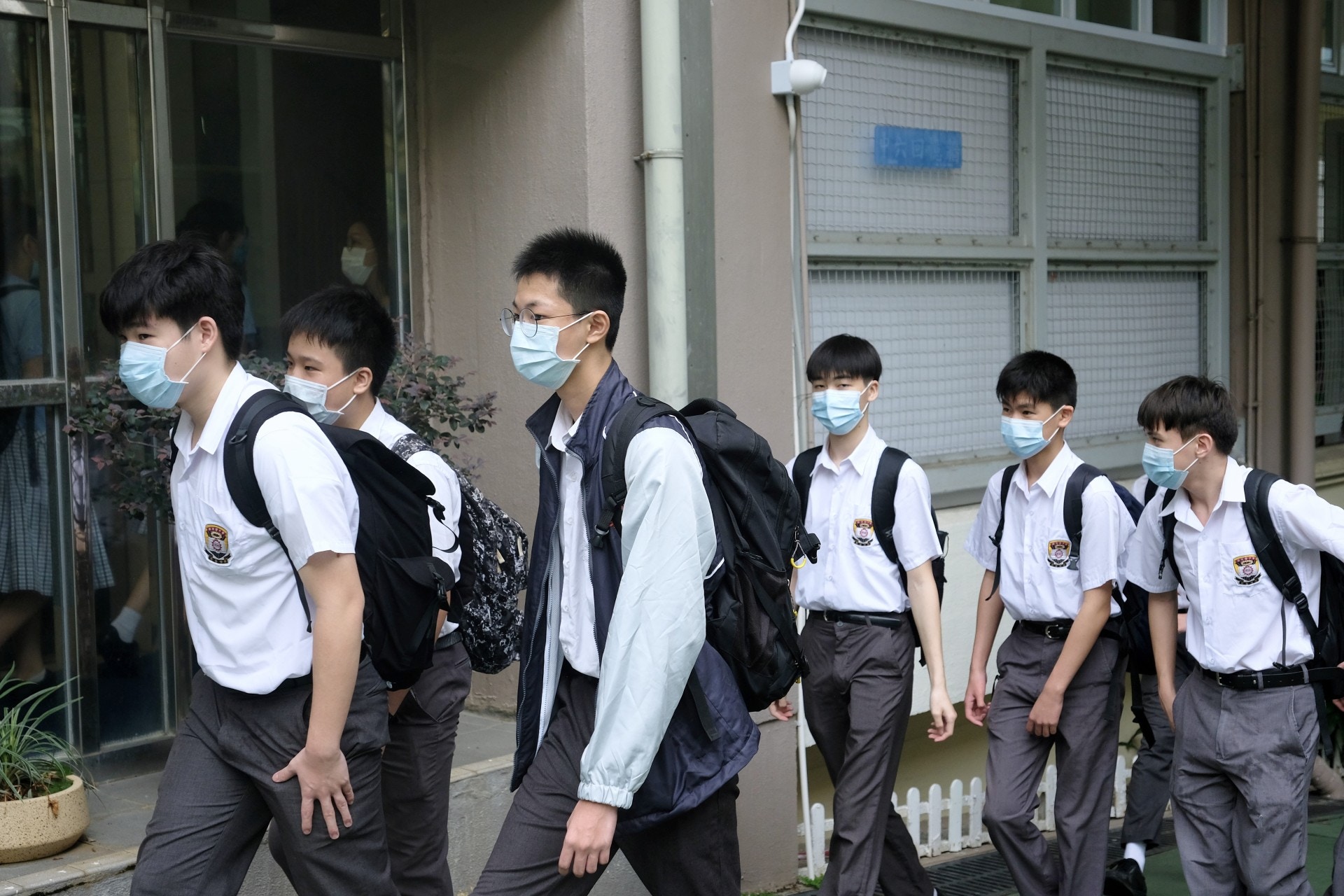 復課 中學校長 首日大致順利向學生及教職員派出廿多口罩 香港01 社會新聞